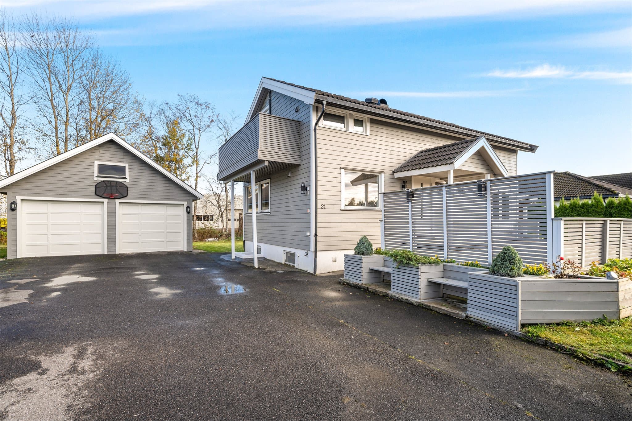 Garasje, med loft med gulvareal på 33 m² (ikke måleverdig)