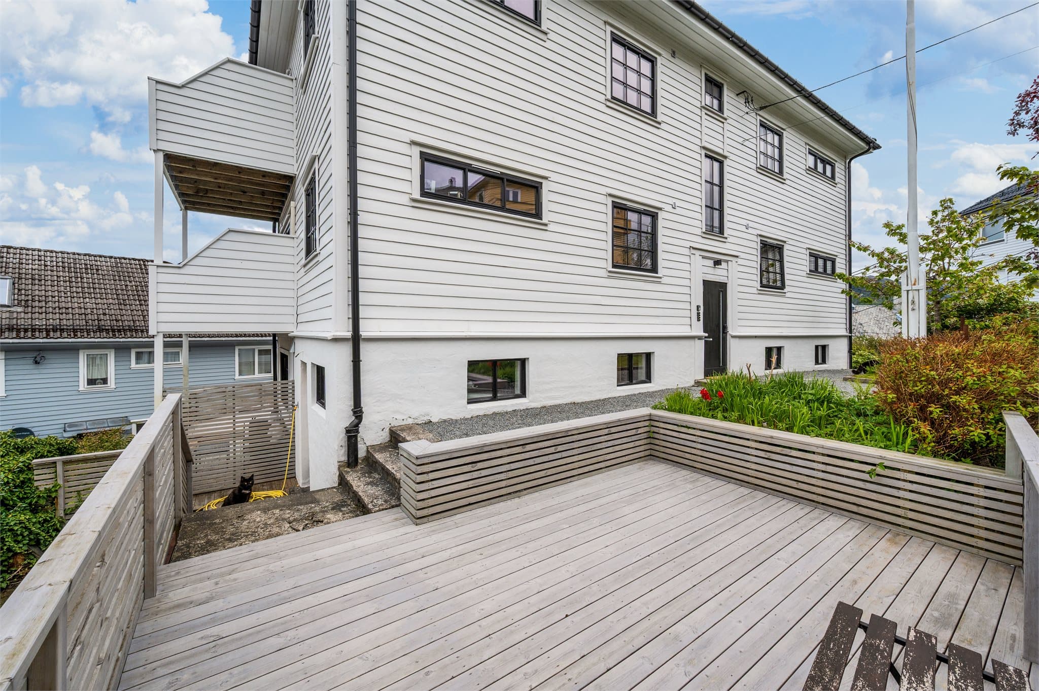 - Hyggelig sameie med flotte fellesareal som er oppbygget med terrasseplatting og beplantning -