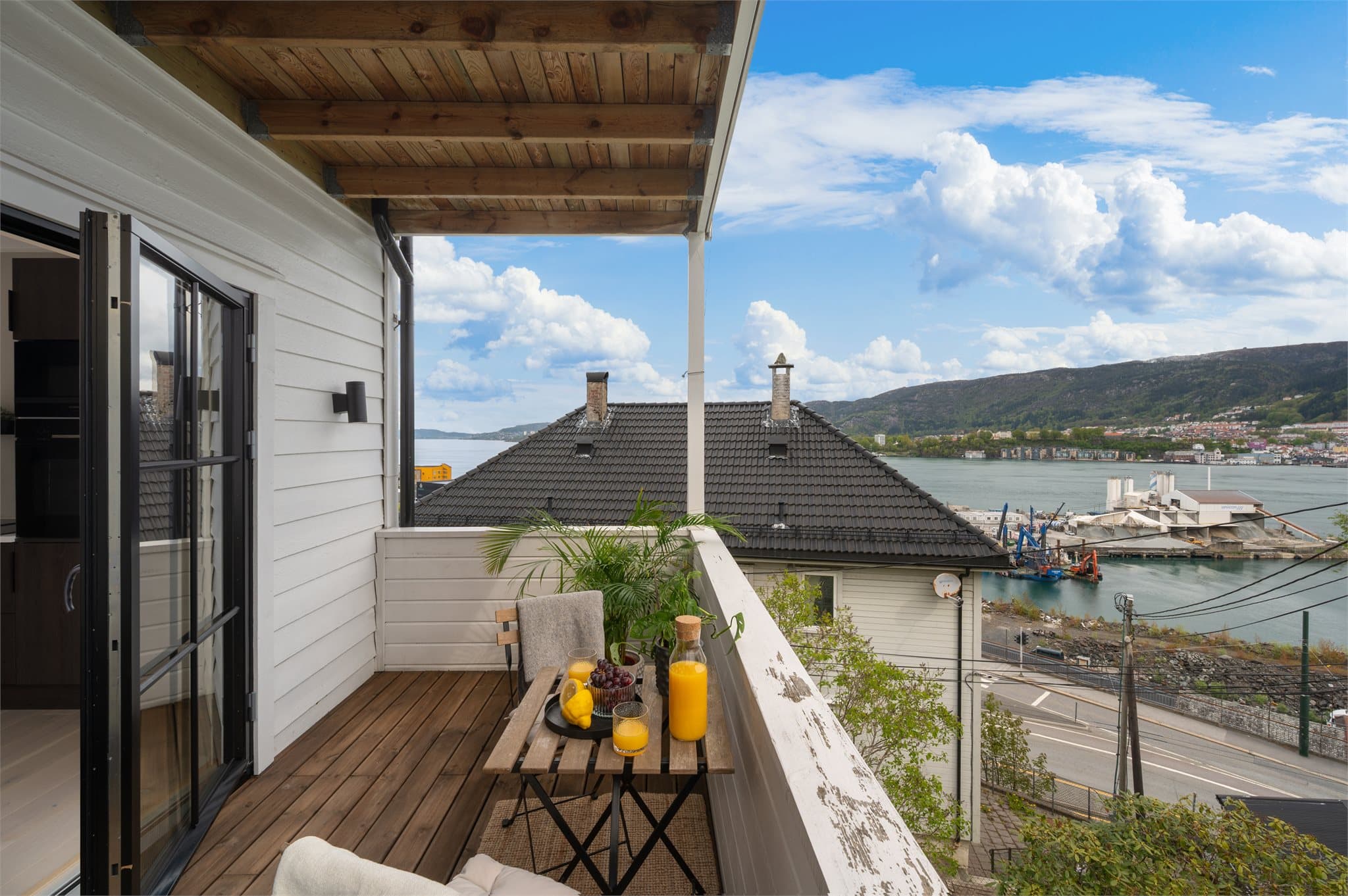 - Her har man godt med plass til ønsket utemøblement -
