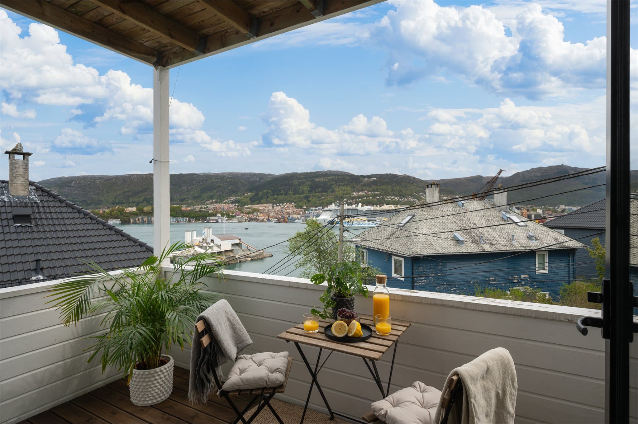 - Fra egen altan kan man både finne roen og samtidig følge med på Bergens sjøtrafikk -