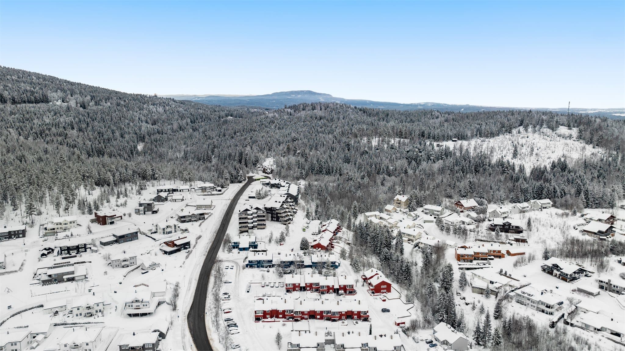 Fra eiendommen er det kort vei til flotte turmuligheter og sentrum med dagligvarebutikker, skole og barnehager.