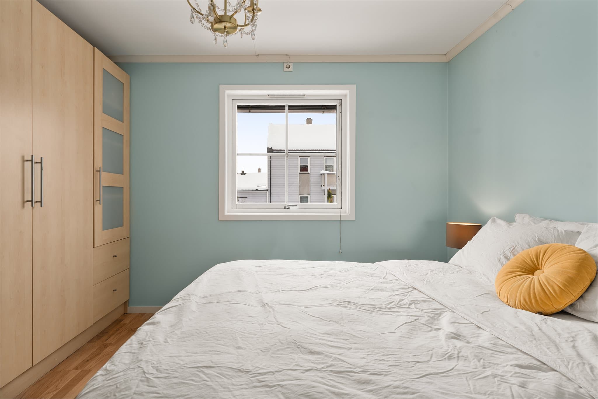 Det er satt inn garderobeskap.