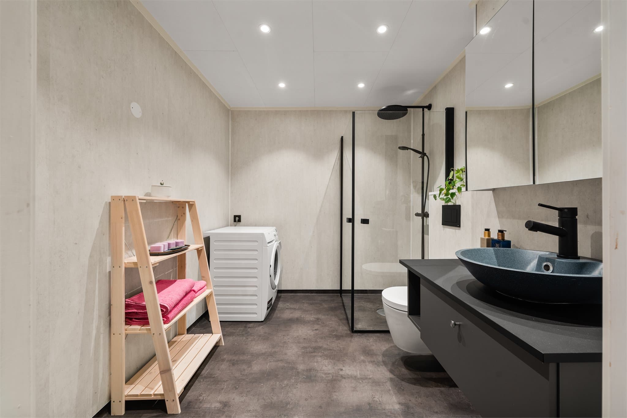 Badet har gulvvarme og det er montert downlights i himling.