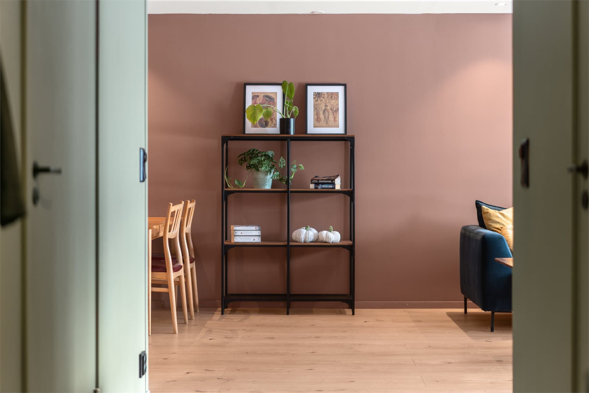 Veggoverflatene er malt i tidsriktige nyanser og det er lagt laminat på gulv i nyere tid.