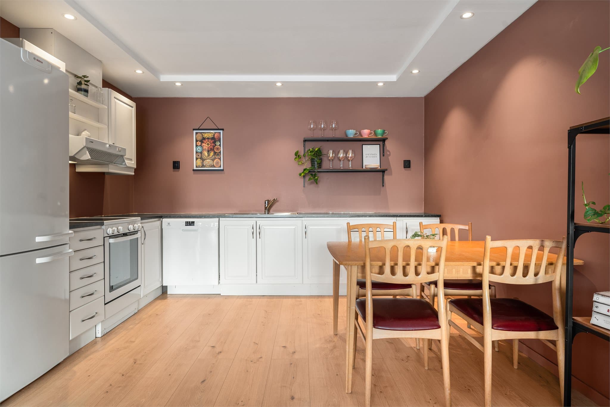 Innredningen har frittstående hvitevarer som medfølger handelen.