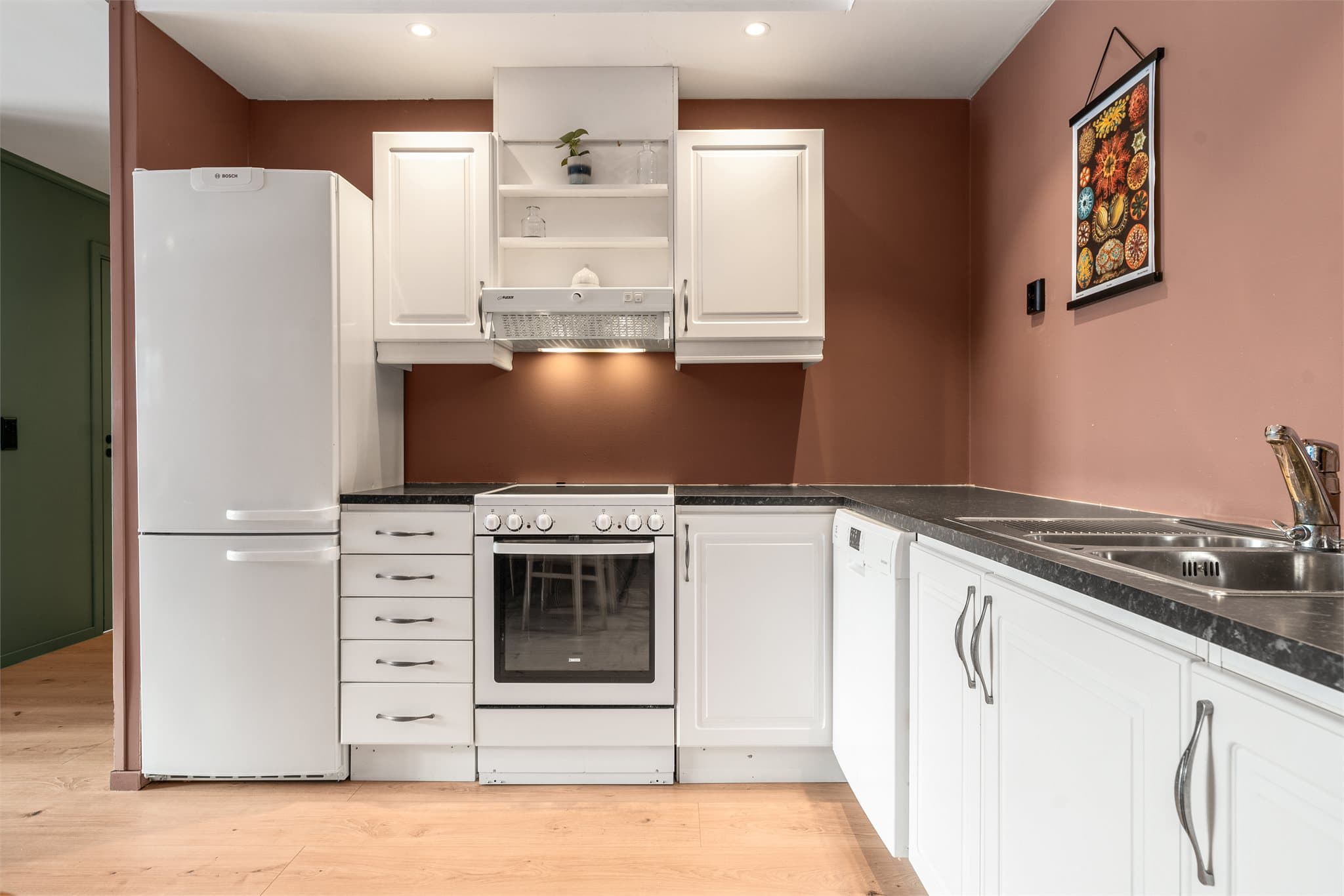 Kjøkkeninnredningen er i praktisk L-form for rikelig med benkeplass.