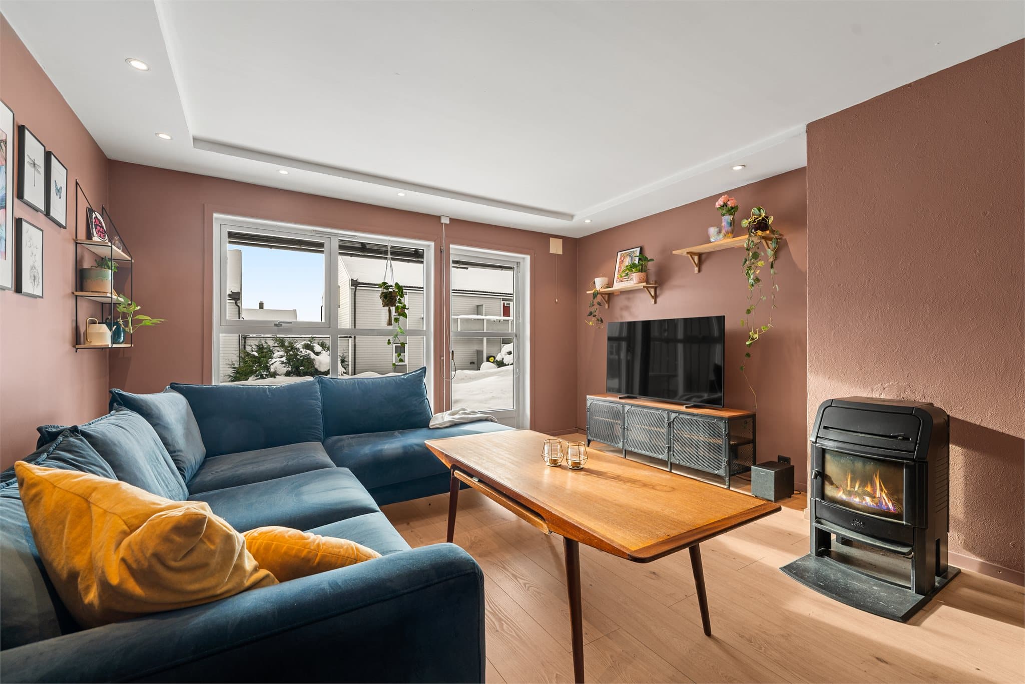 Fra stuen er det utgang til overbygd terrasse.