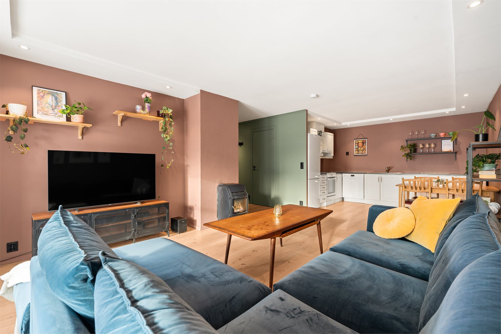 Det er dimbare downlights i himling.