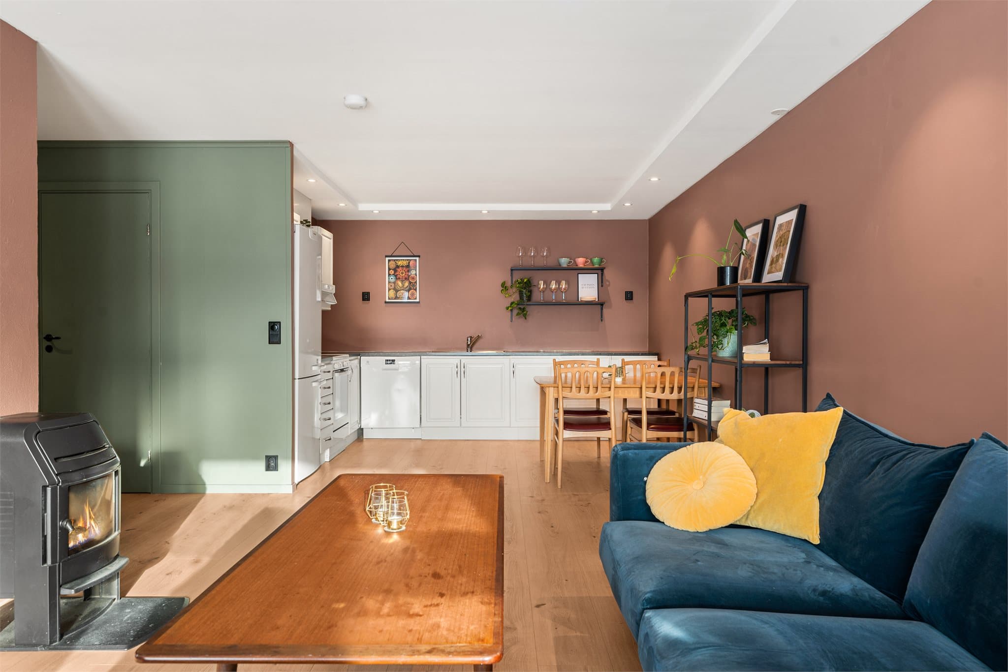 På kaldere dager har man en peisovn som avgir god varme på kaldere dager.