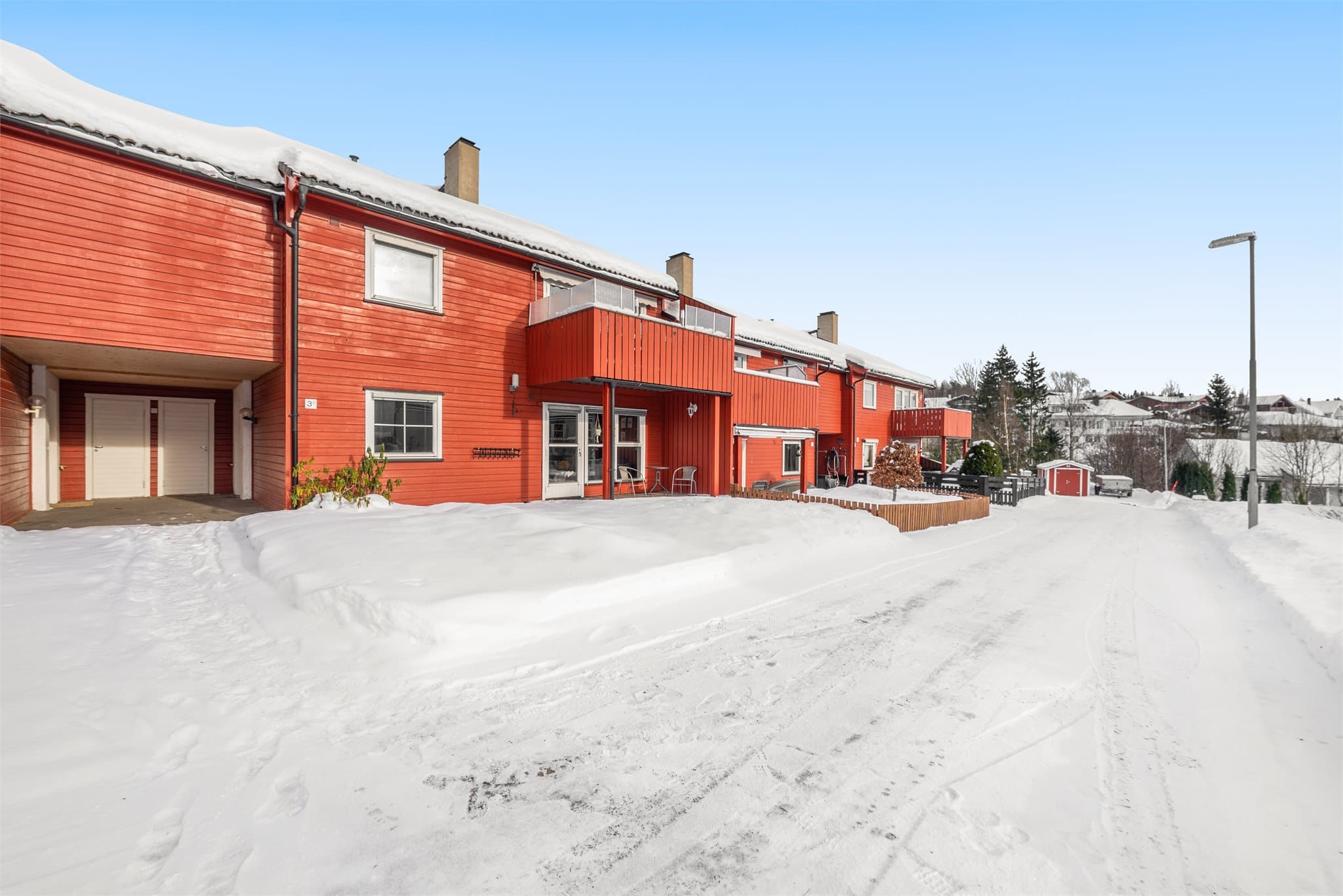 Her bor man i et veletablert boligområde i Maura - med kort vei til det meste!