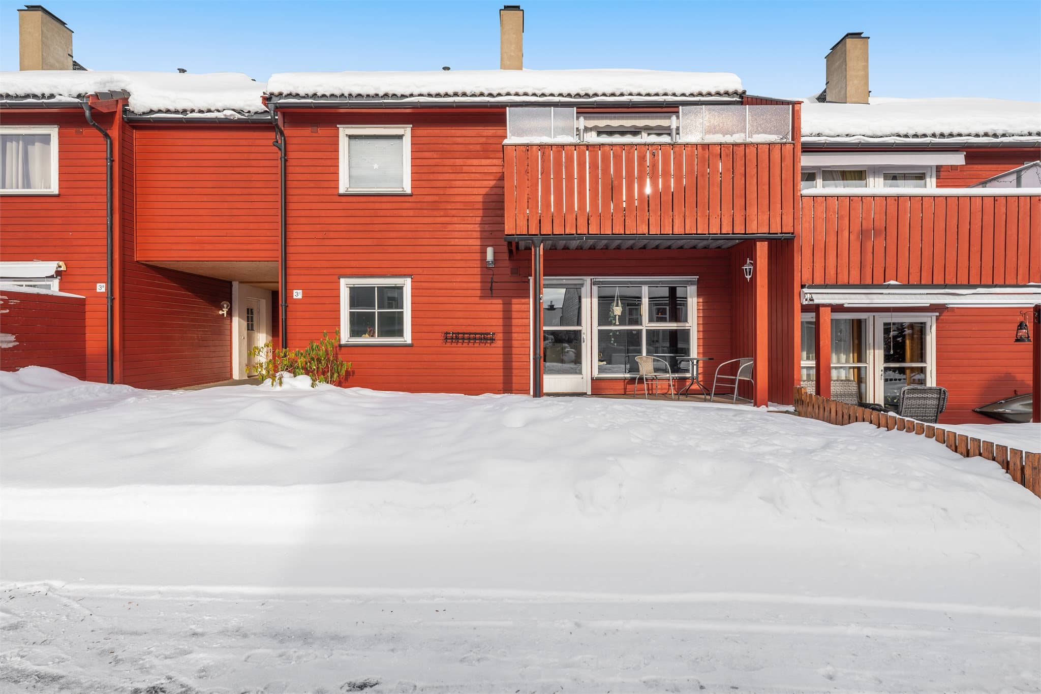 Dersom man ønsker å gjerde inn grøntarealet eller oppføring av ytterligere terrasse må man søke om tillatelse fra styret.