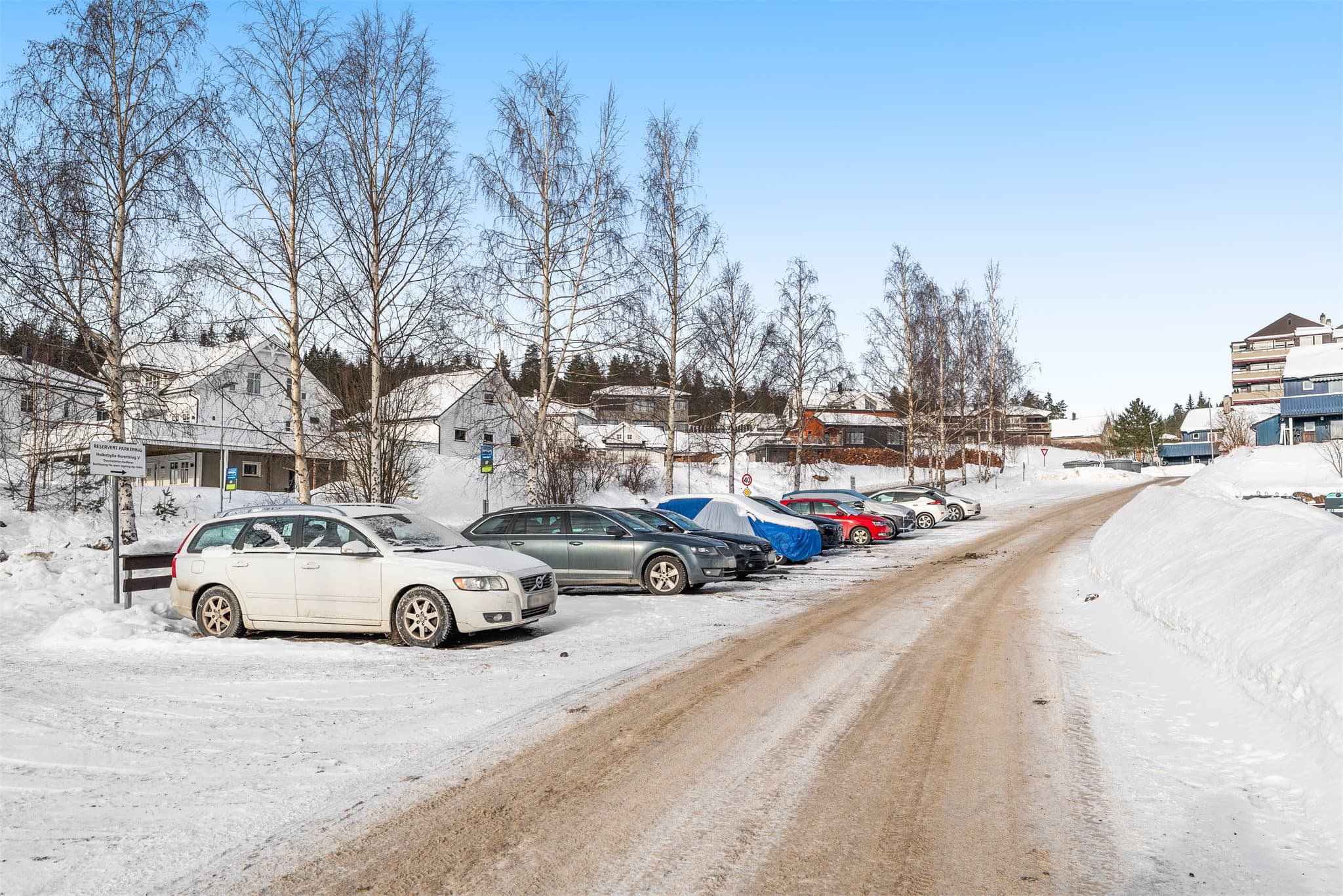 Det følger en biloppstillingsplass.