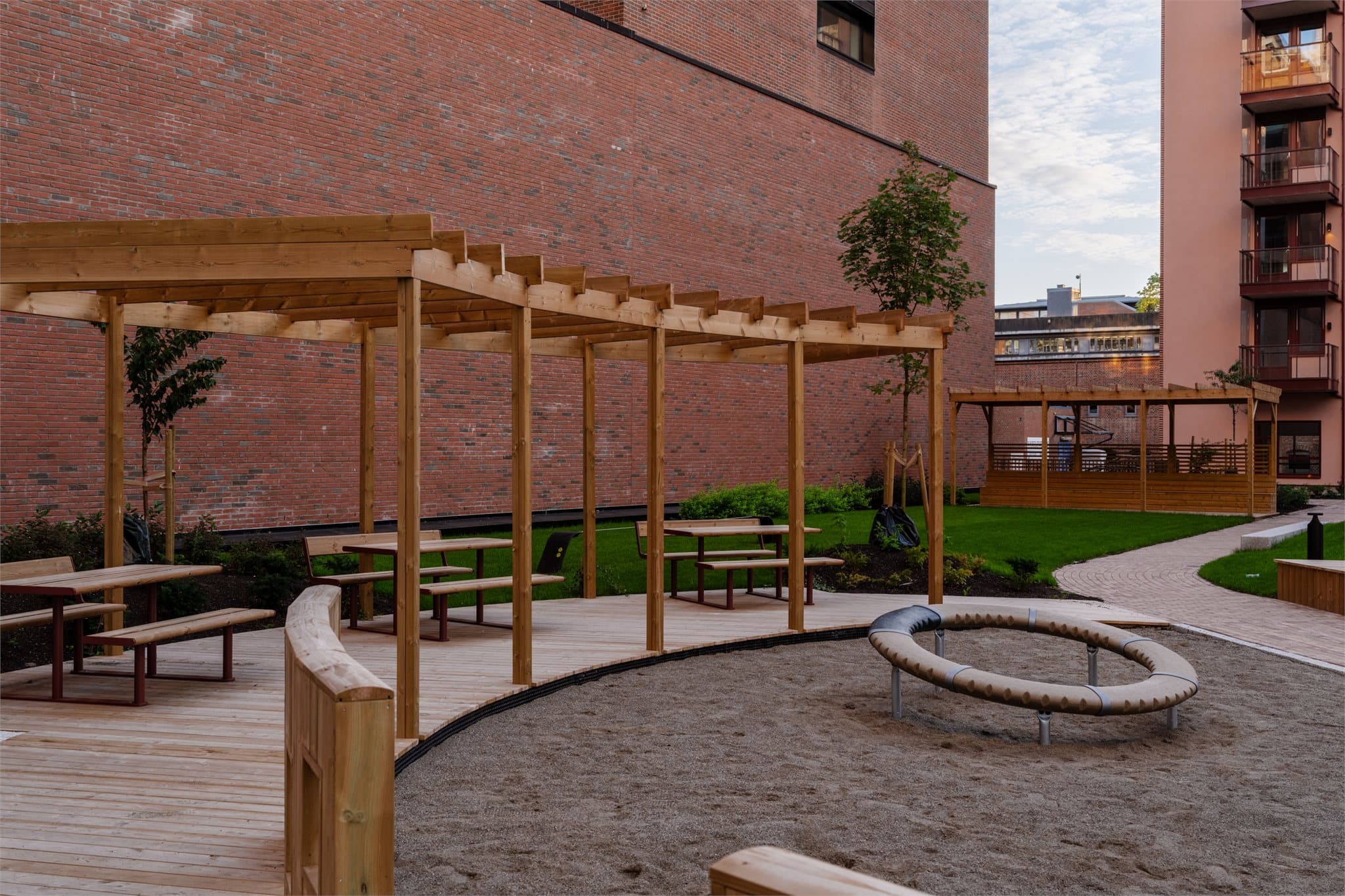 Her har du tilgang til fellesarealer som takterrasse, sittegrupper og lekeplass.