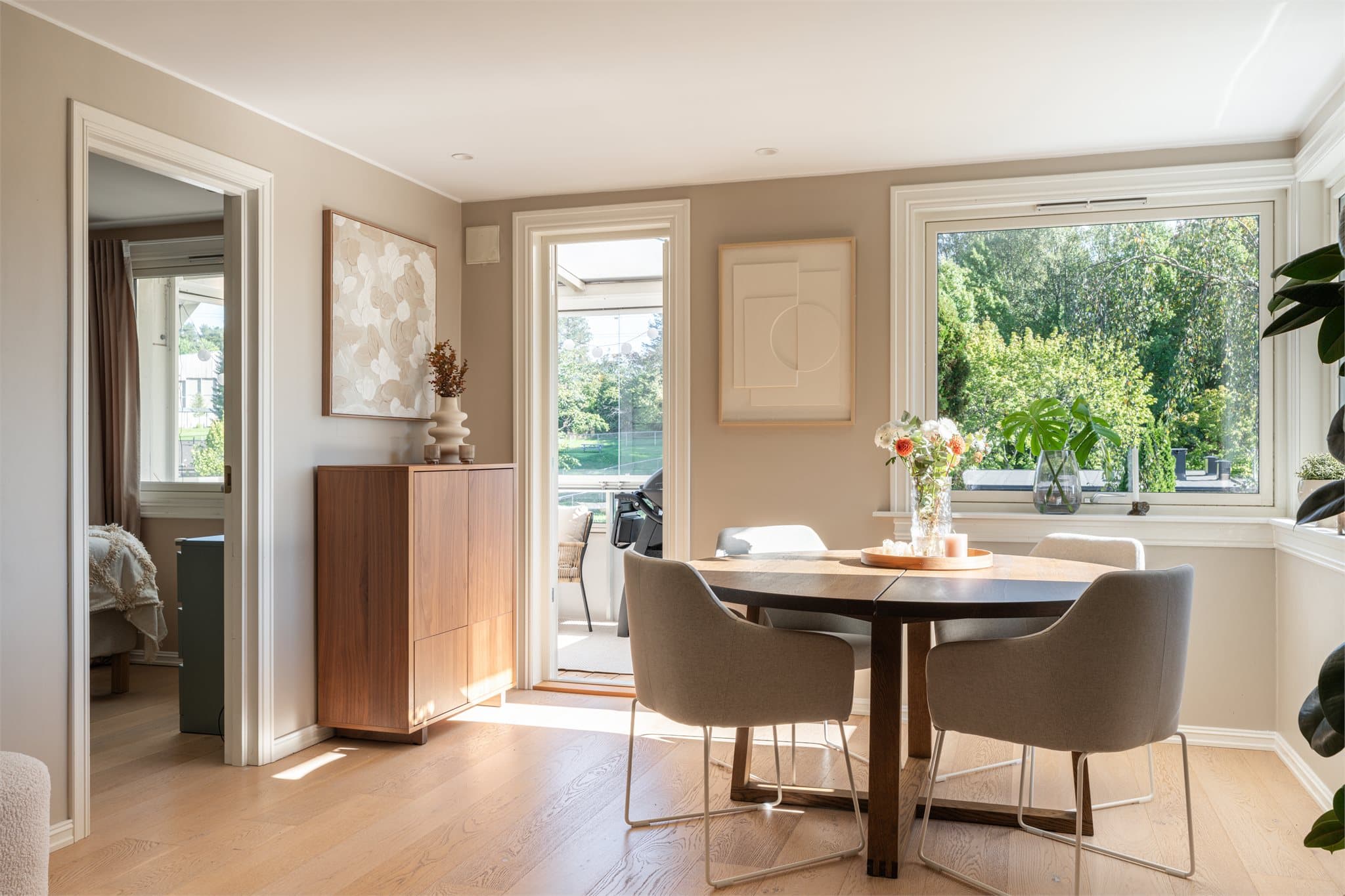 Downlights i taket bidrar til en behagelig belysning og understreker boligens moderne preg.