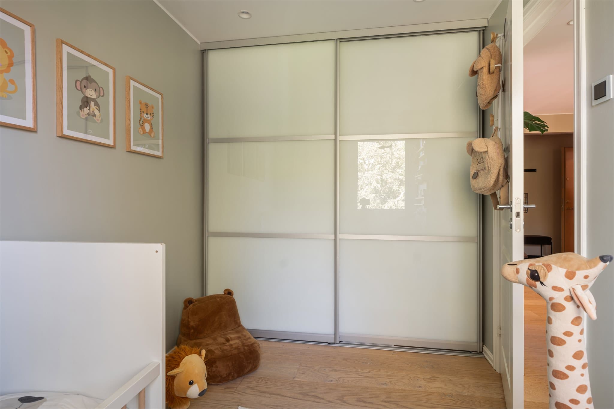 Også her er det også en stor skyvedørsgarderobe som gir gode oppbevaringsmuligheter.