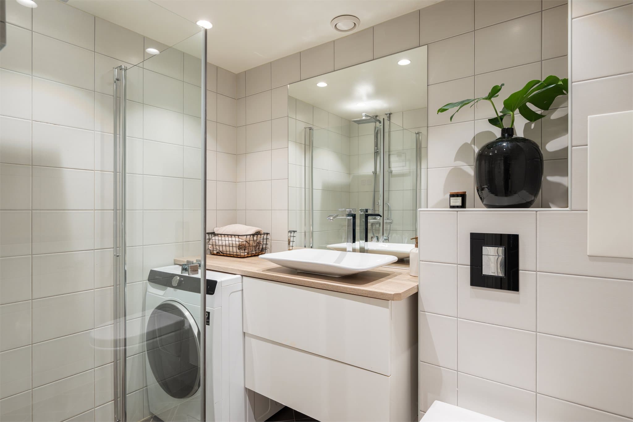 Badet ble oppgradert i regi av borettslaget i 2013 og fremstår som moderne og funksjonelt. Rommet er helfliset og utstyrt med elektrisk gulvvarme, som gir god komfort.