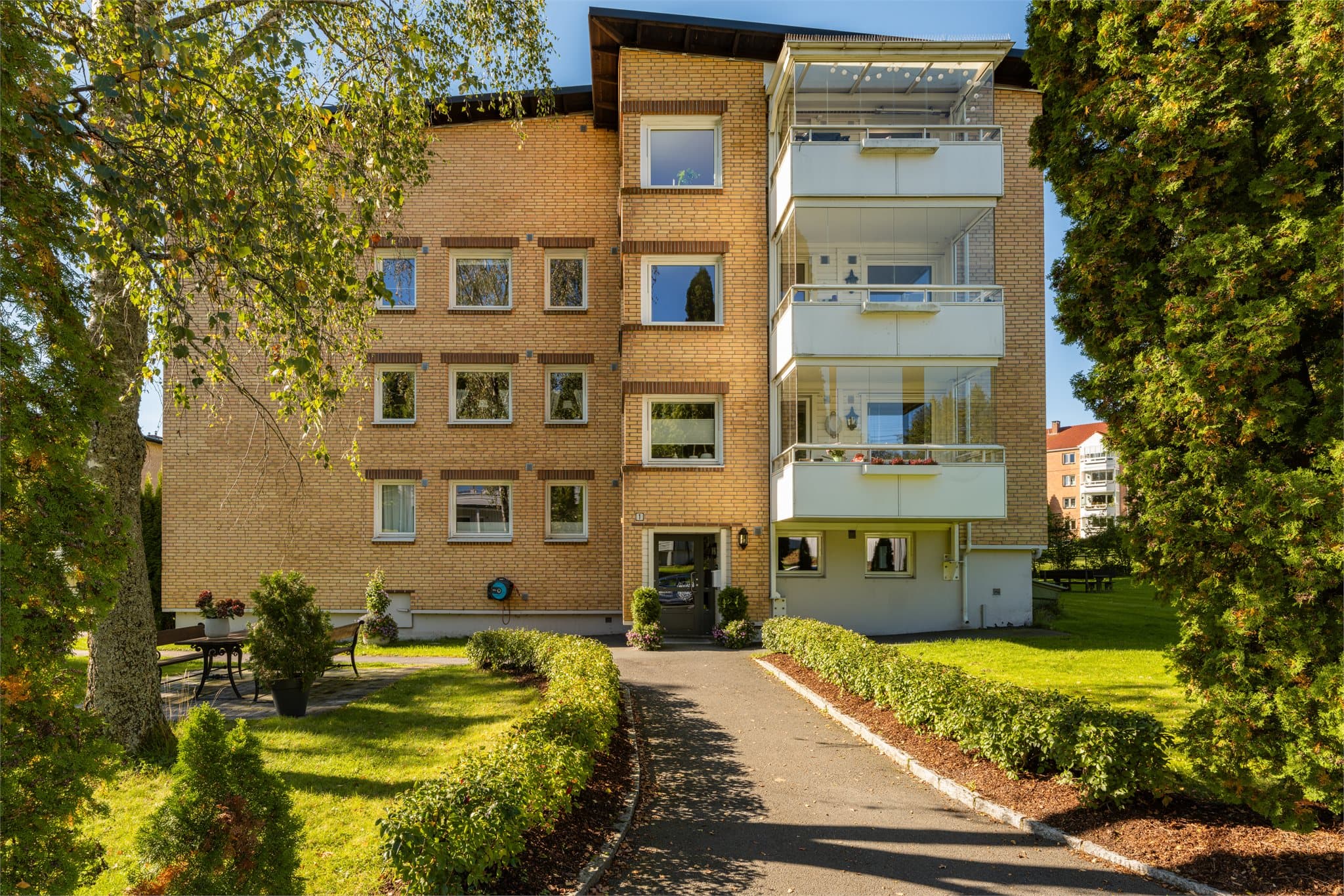 Leiligheten ligger i en velholdt boligblokk fra 1964, omkranset av grønne fellesarealer.