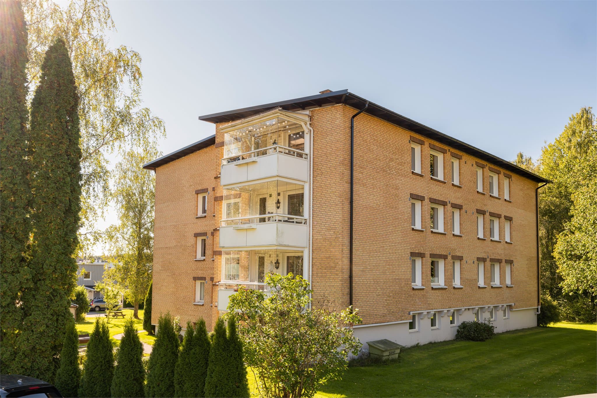 Dette er en attraktiv beliggenhet på Manglerud, i et veletablert og familievennlig boligområde med grønne omgivelser og kort avstand til alt du trenger i hverdagen.
