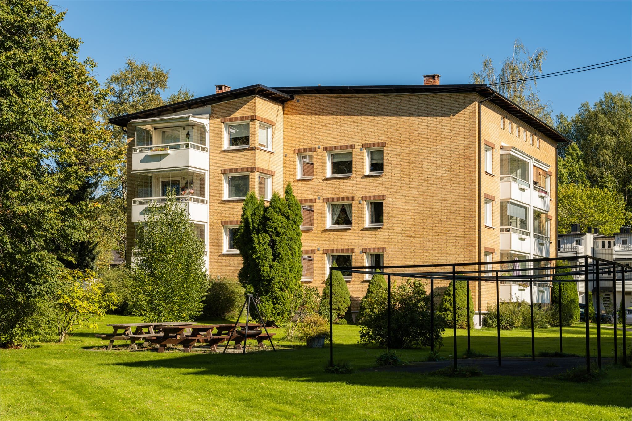 Området er kjent for sin gode balanse mellom rolige boomgivelser og nærhet til både byliv, natur og servicetilbud.