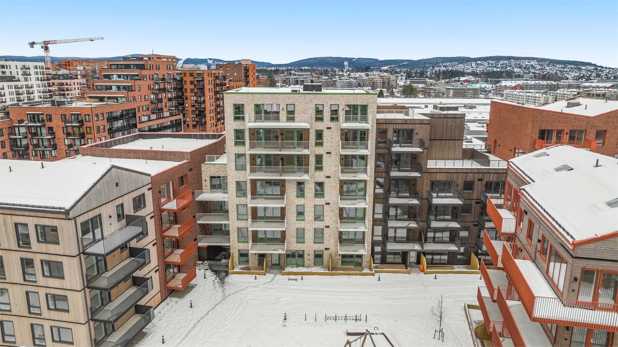 Leiligheten ligger i 3.etasje og er gjennomgående i bygget