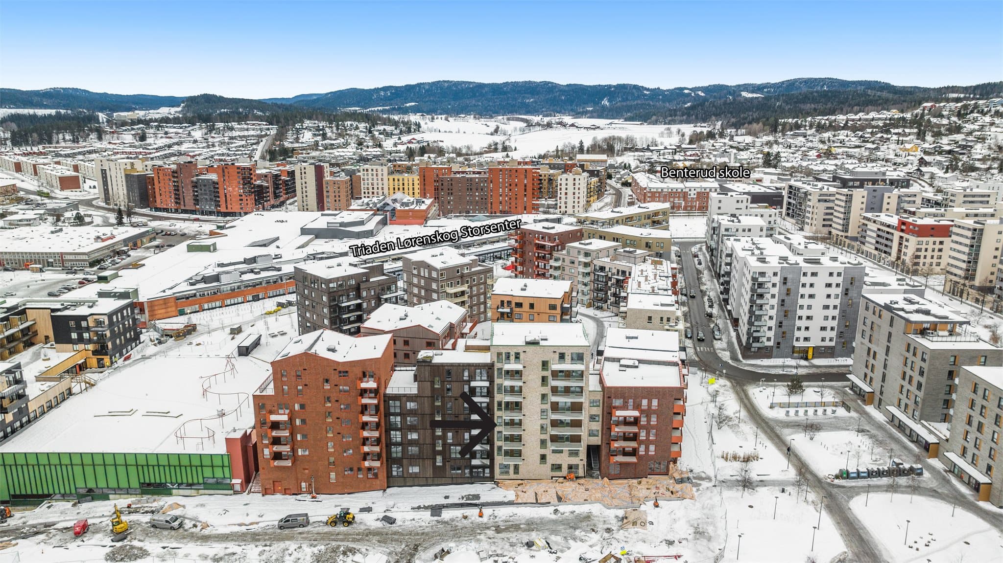 Balkong og vinduer på andre enden