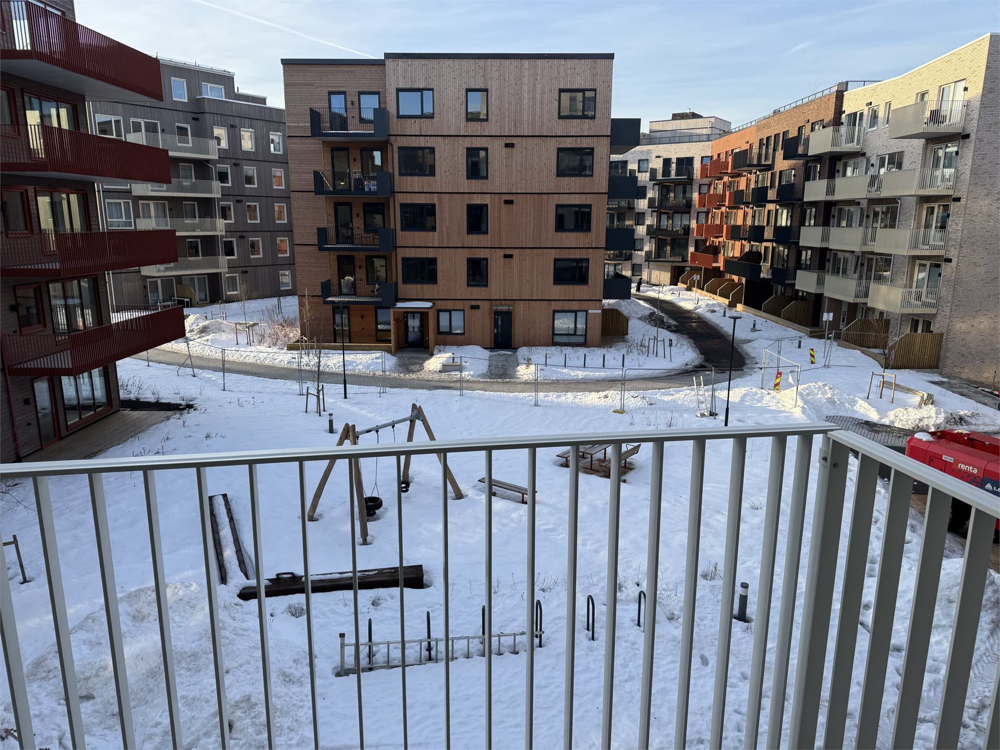 Hyggelig utsyn fra balkong over fellesområder