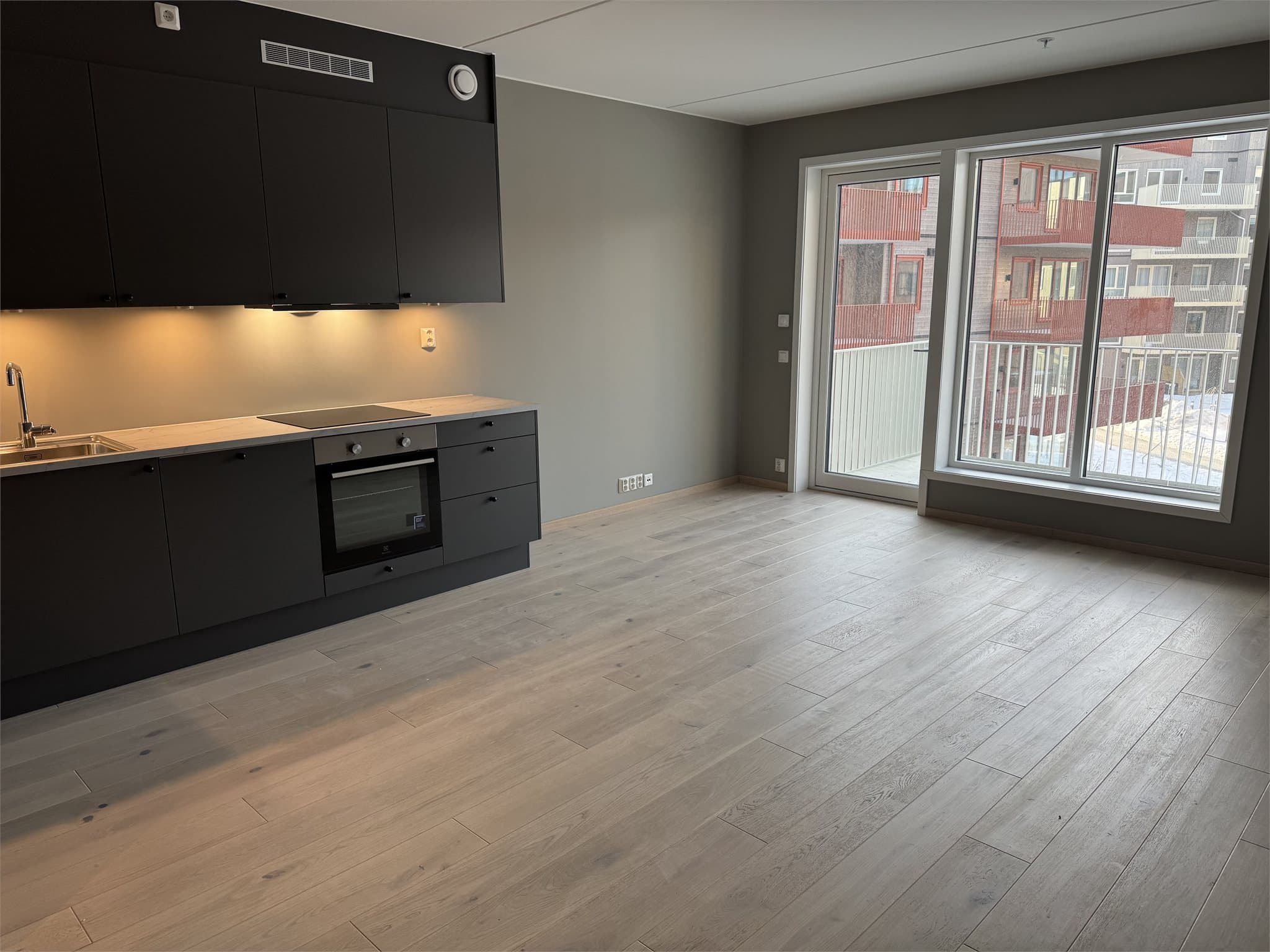 Bilder tatt på forhåndsbefaring - lys og hyggelig stue med åpent kjøkken