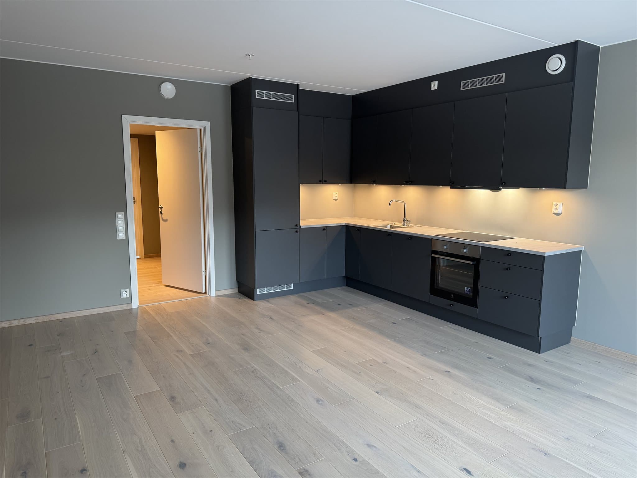 Stilrent og moderne kjøkken med integrerte hvitevarer