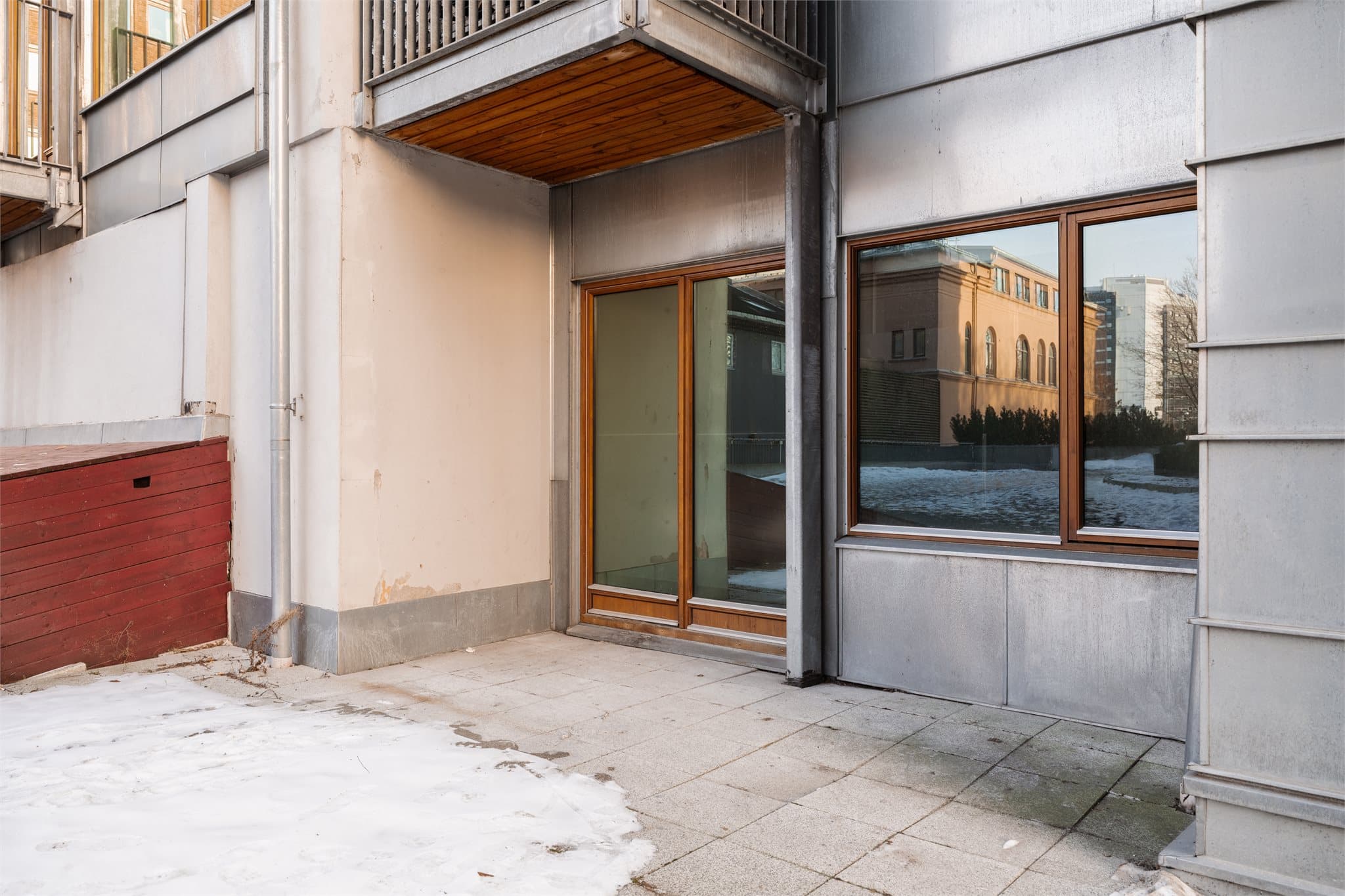 Den private, stenbelagte uteplassen på 17 m² er et flott tillegg til leiligheten.