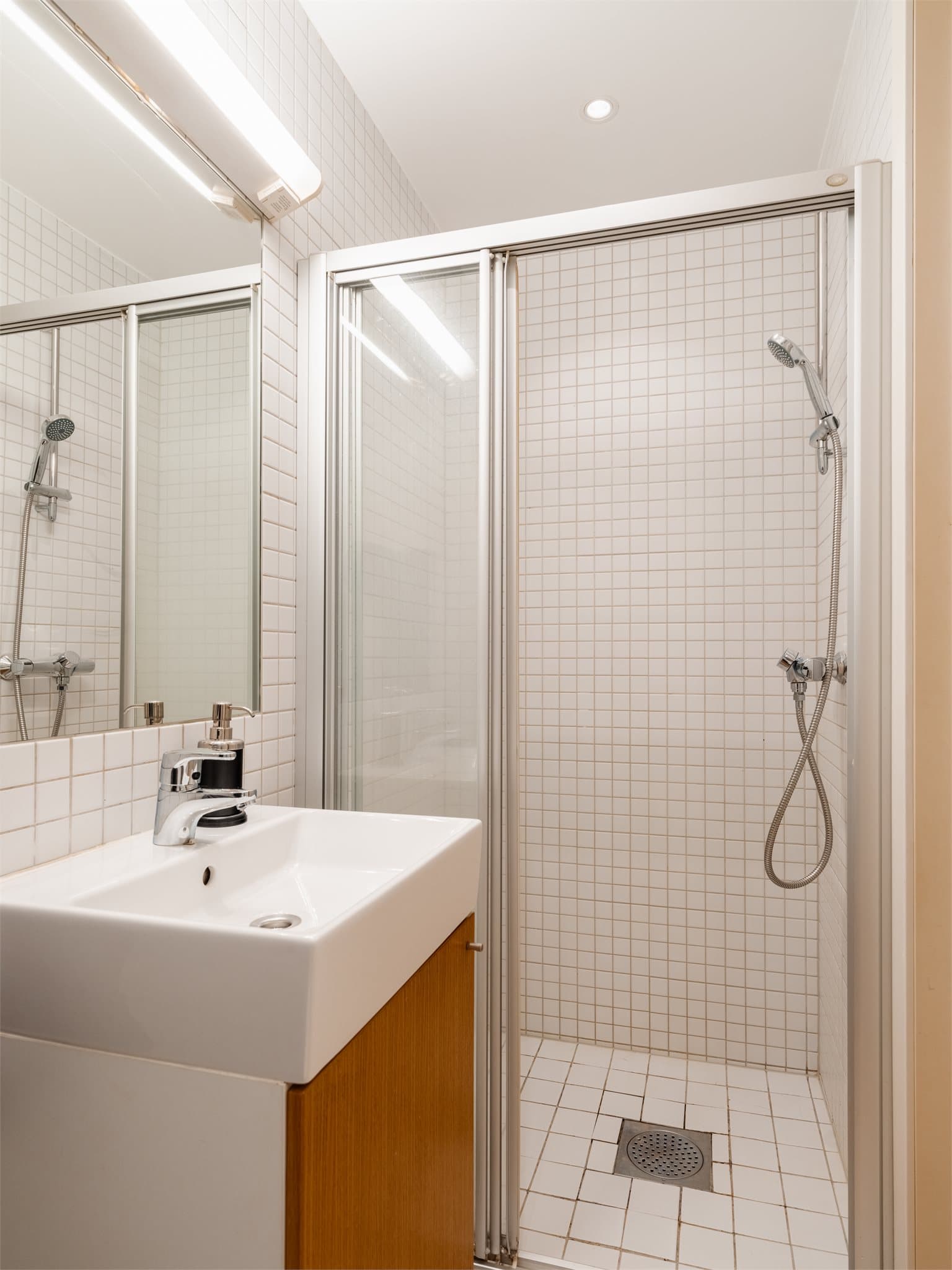 Badet i hybelen er fra 2007 og har fliser med gulvvarme.