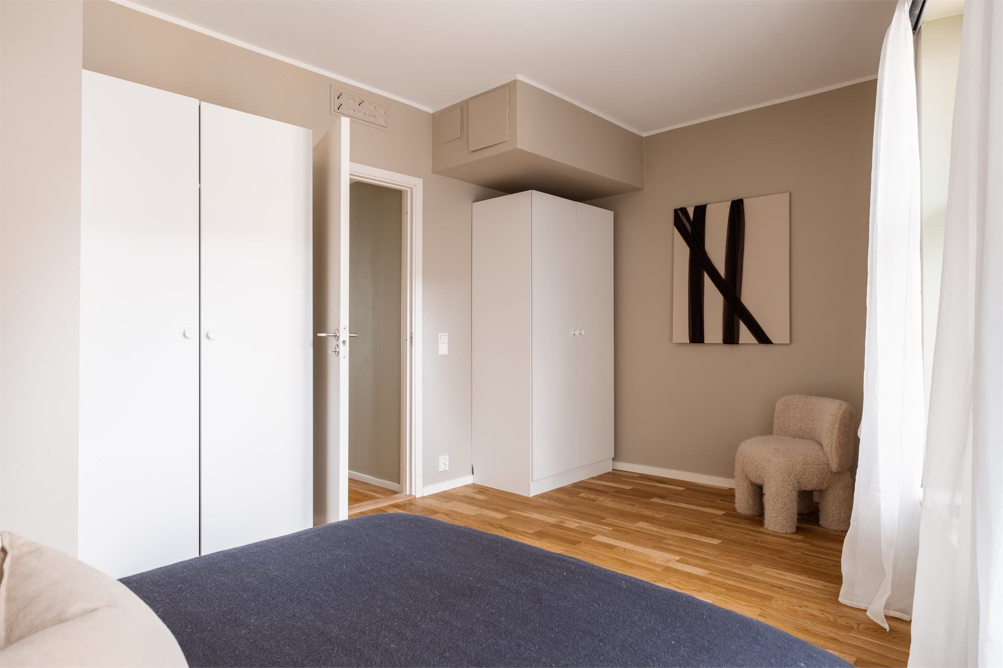 Her er det god plass til ytterligere garderobeløsninger etter eget ønske.