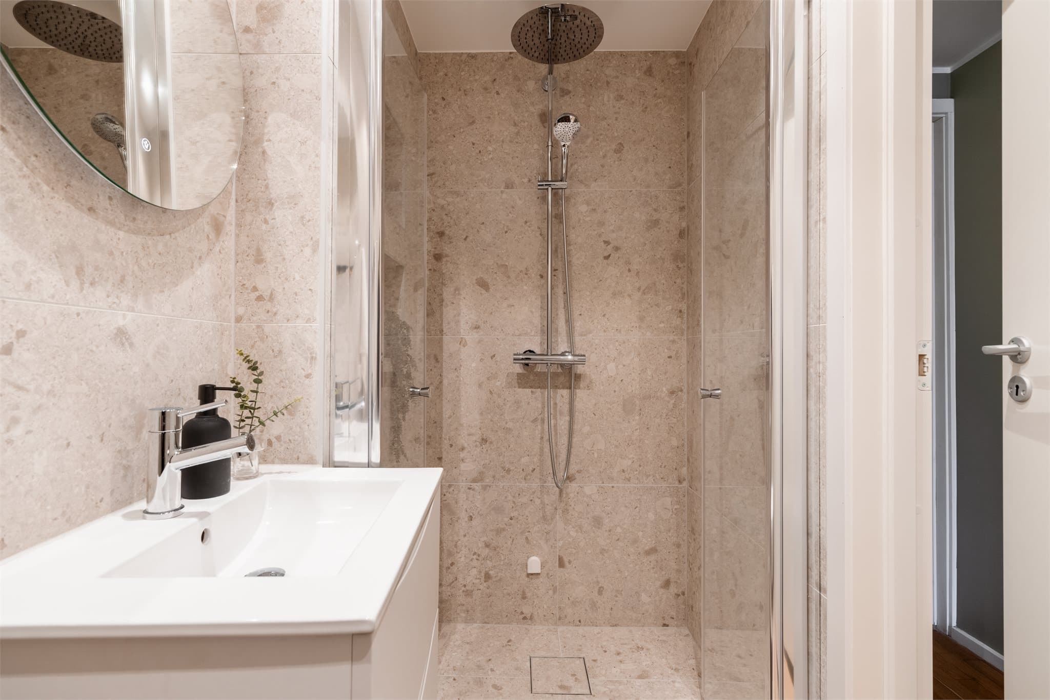 Hovedbadet er nybygd i 2026 med delikate 60x60 fliser og downlights i himling.