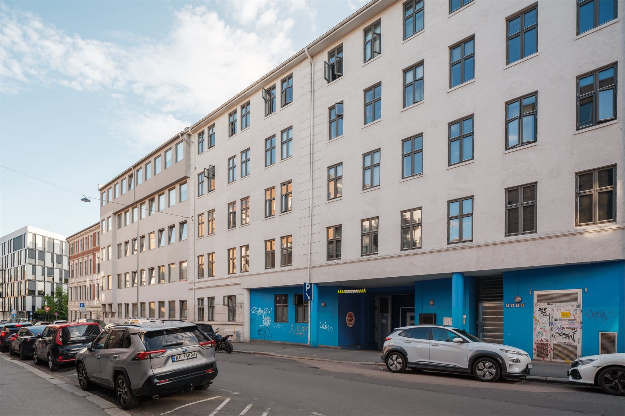 Beliggenheten er sentral med kort vei til alt av servicetilbud og offentlig kommunikasjon.