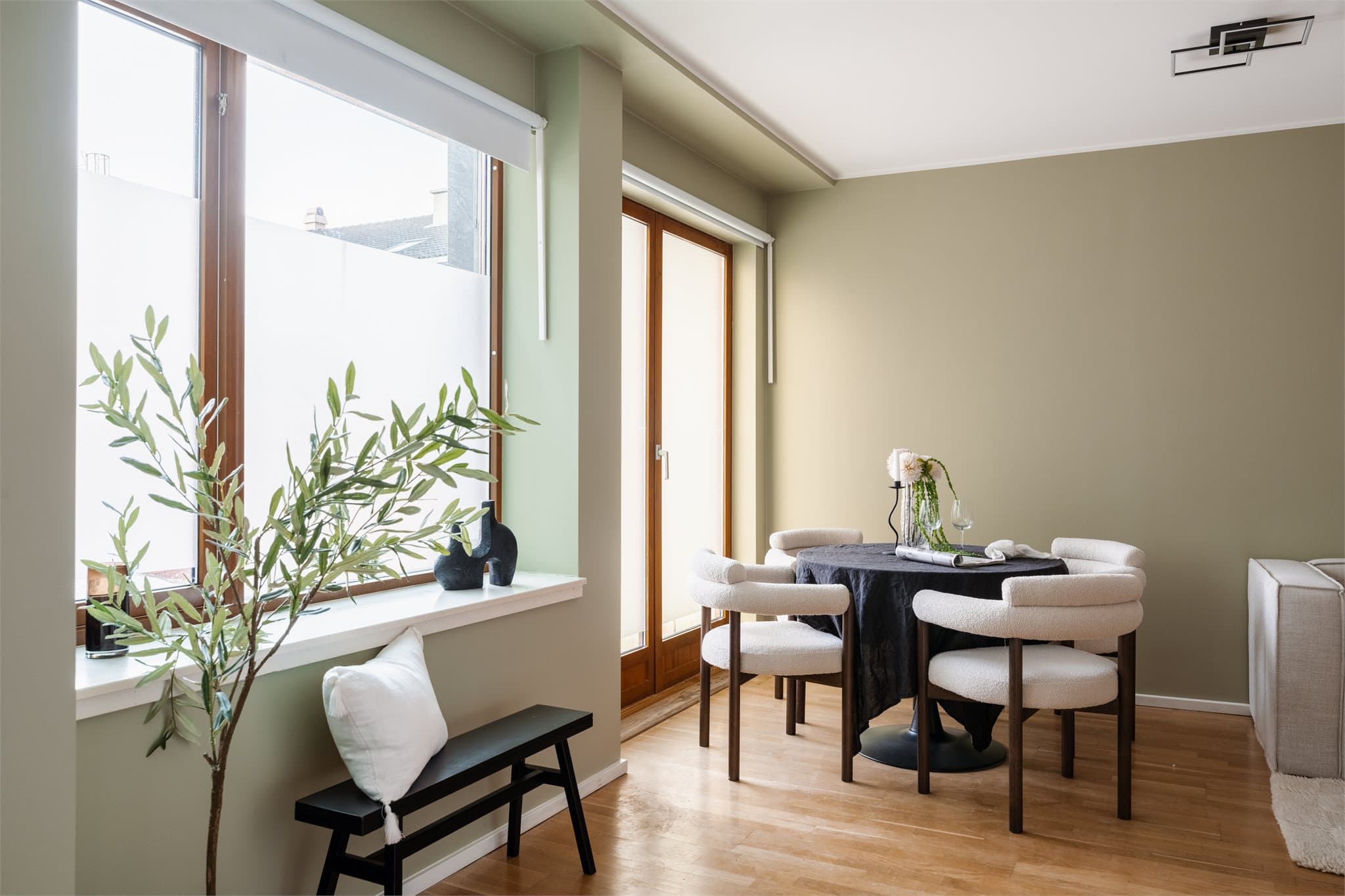 Spiseplassen er naturlig plassert i tilknytning til både stue og kjøkken.