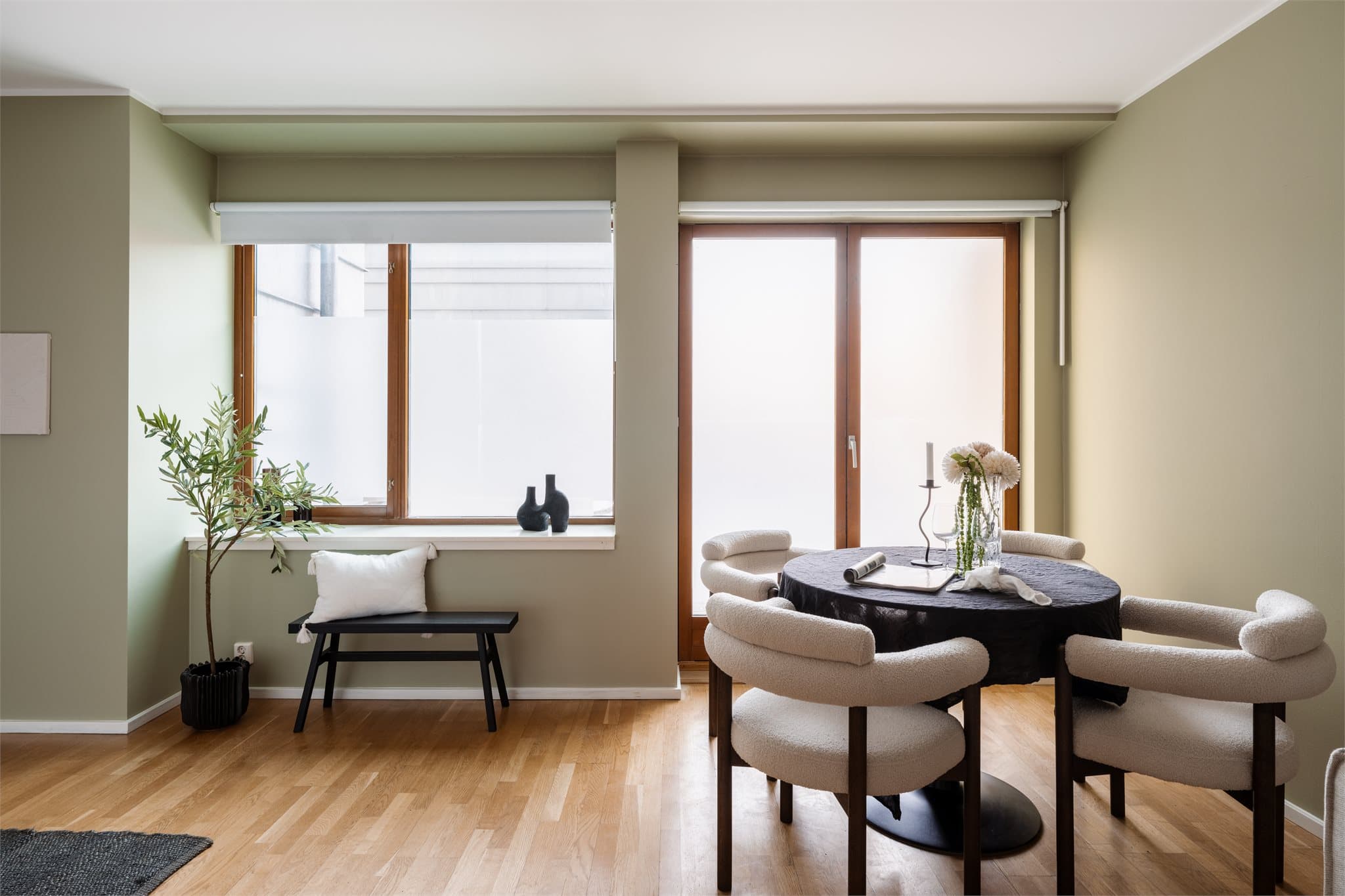 Fra stuen er det direkte utgang til en romslig, vestvendt uteplass på 17 m².