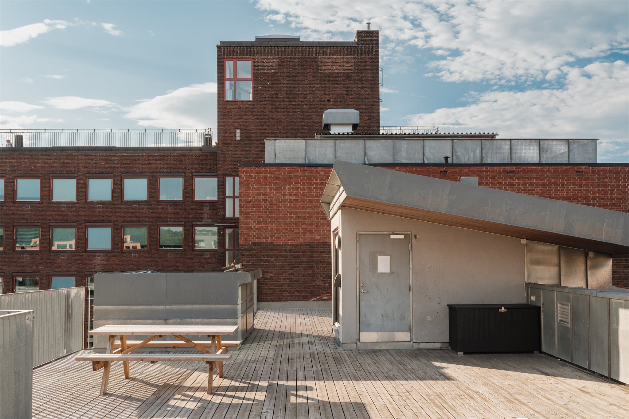 Sameiet disponerer en felles takterrasse med sittegrupper.