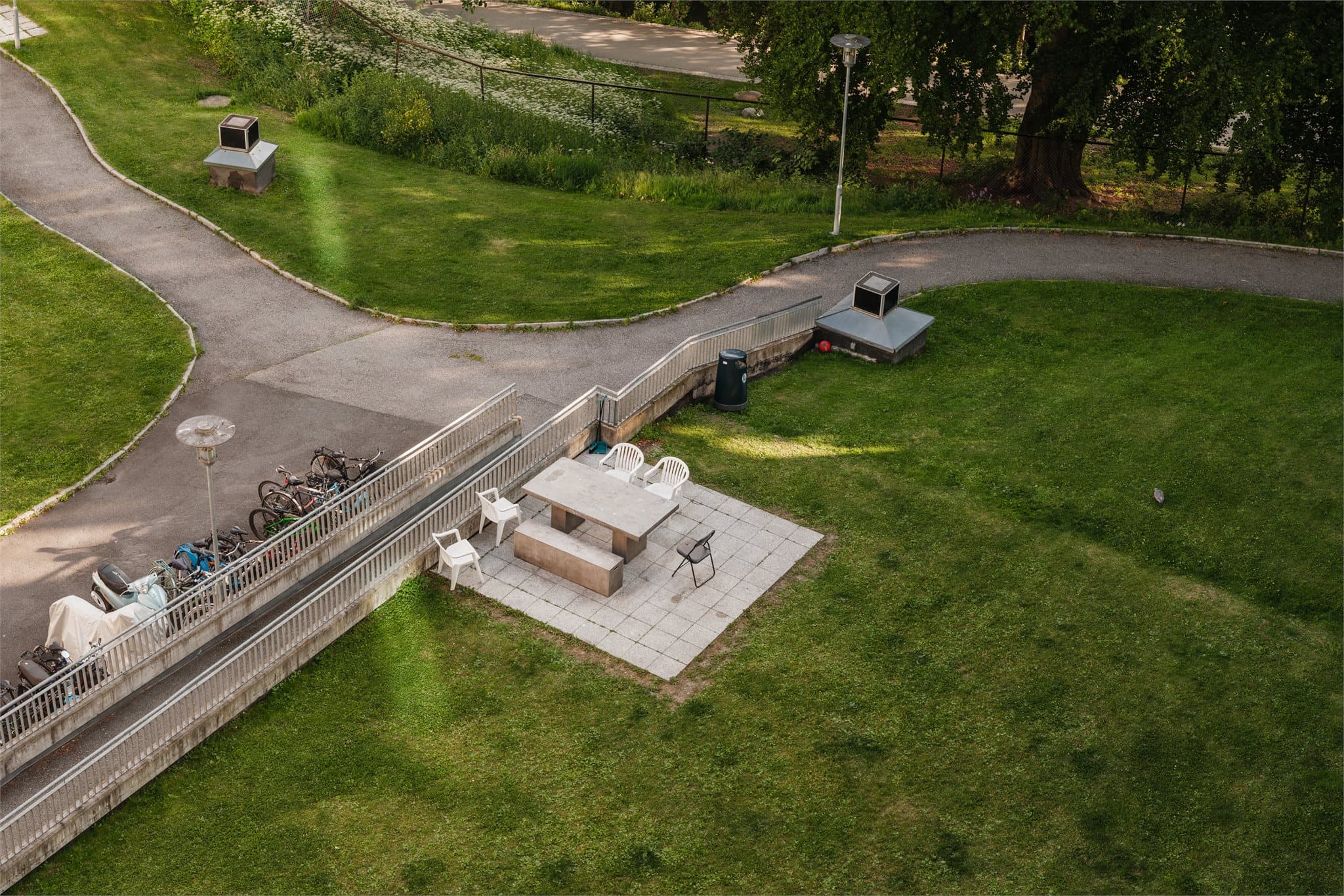 Fellesarealene er pent opparbeidet med grøntområder og sitteplasser.