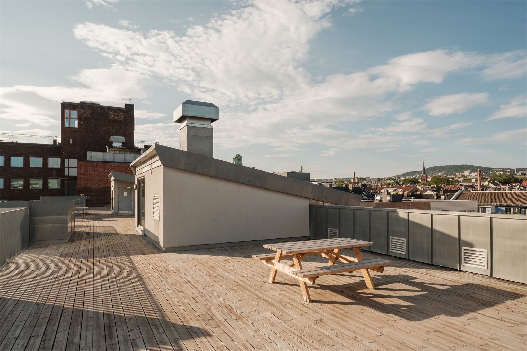 Fra takterrassen er det en åpen utsikt over nærområdet.