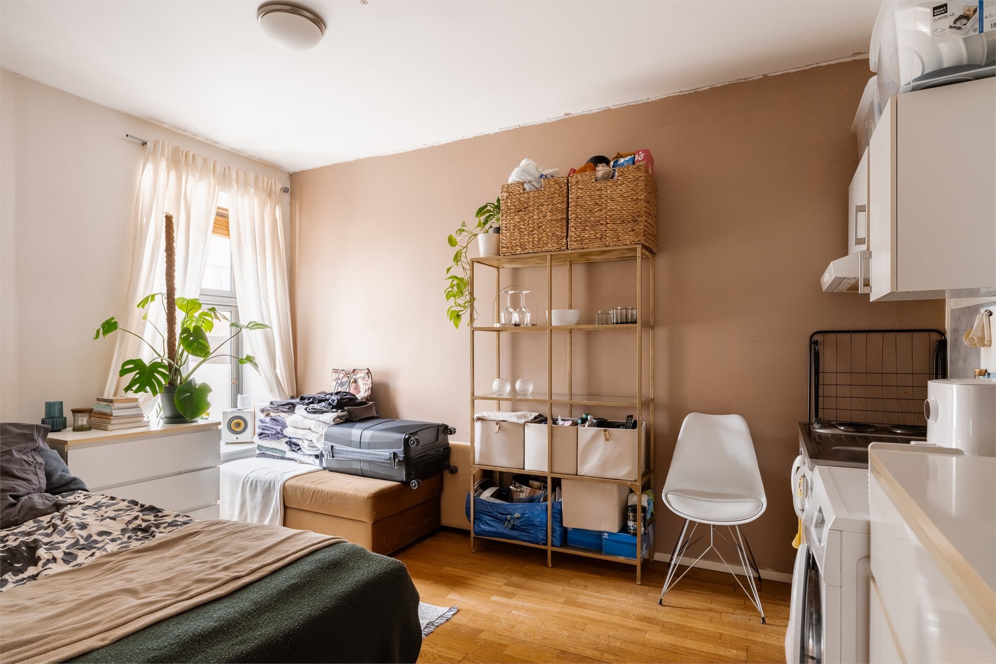 Hybelen er et kombinert sove-, stue- og kjøkkenområde.