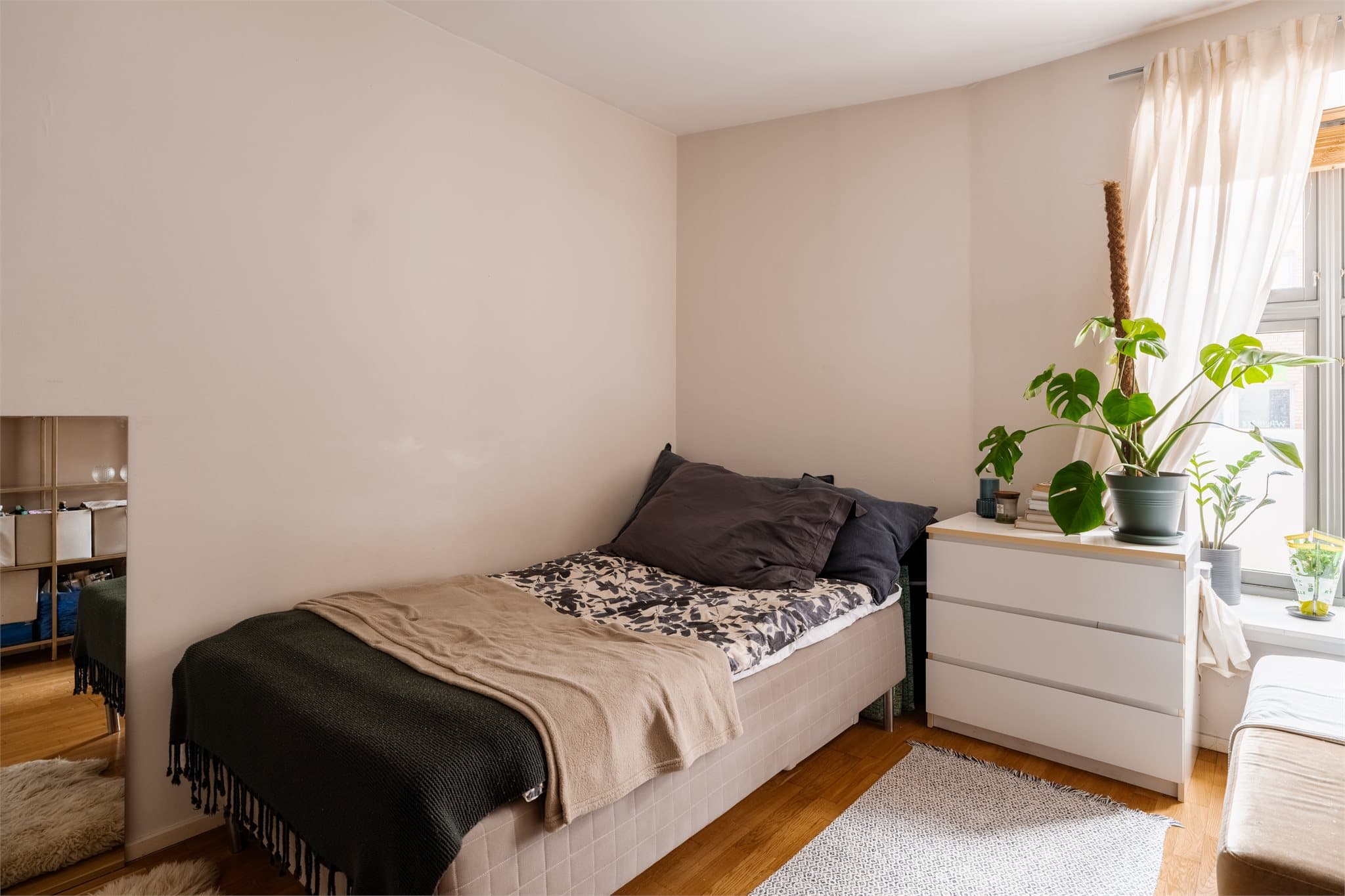 Hybelen har parkettgulv med gulvvarme for økt komfort.