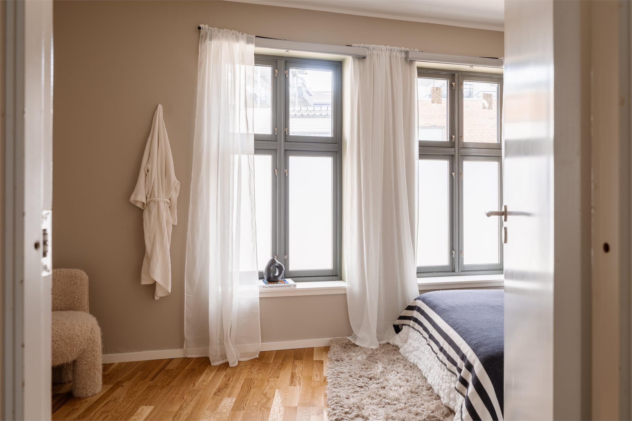 Vinduene er 2-lags isolerglass fra 2007, som sikrer god isolasjon.