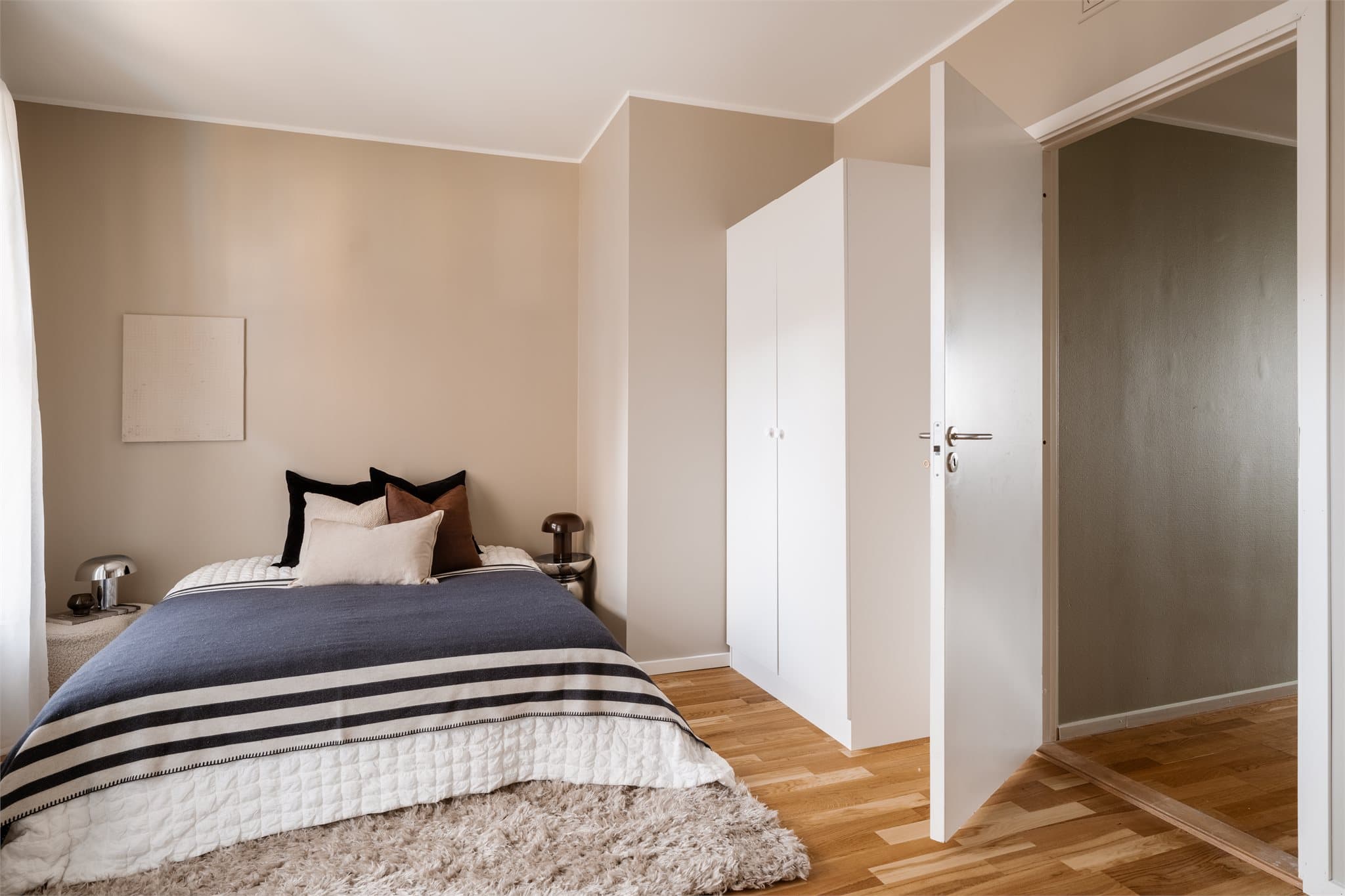 Rommet er utstyrt med et praktisk garderobeskap for god oppbevaring.