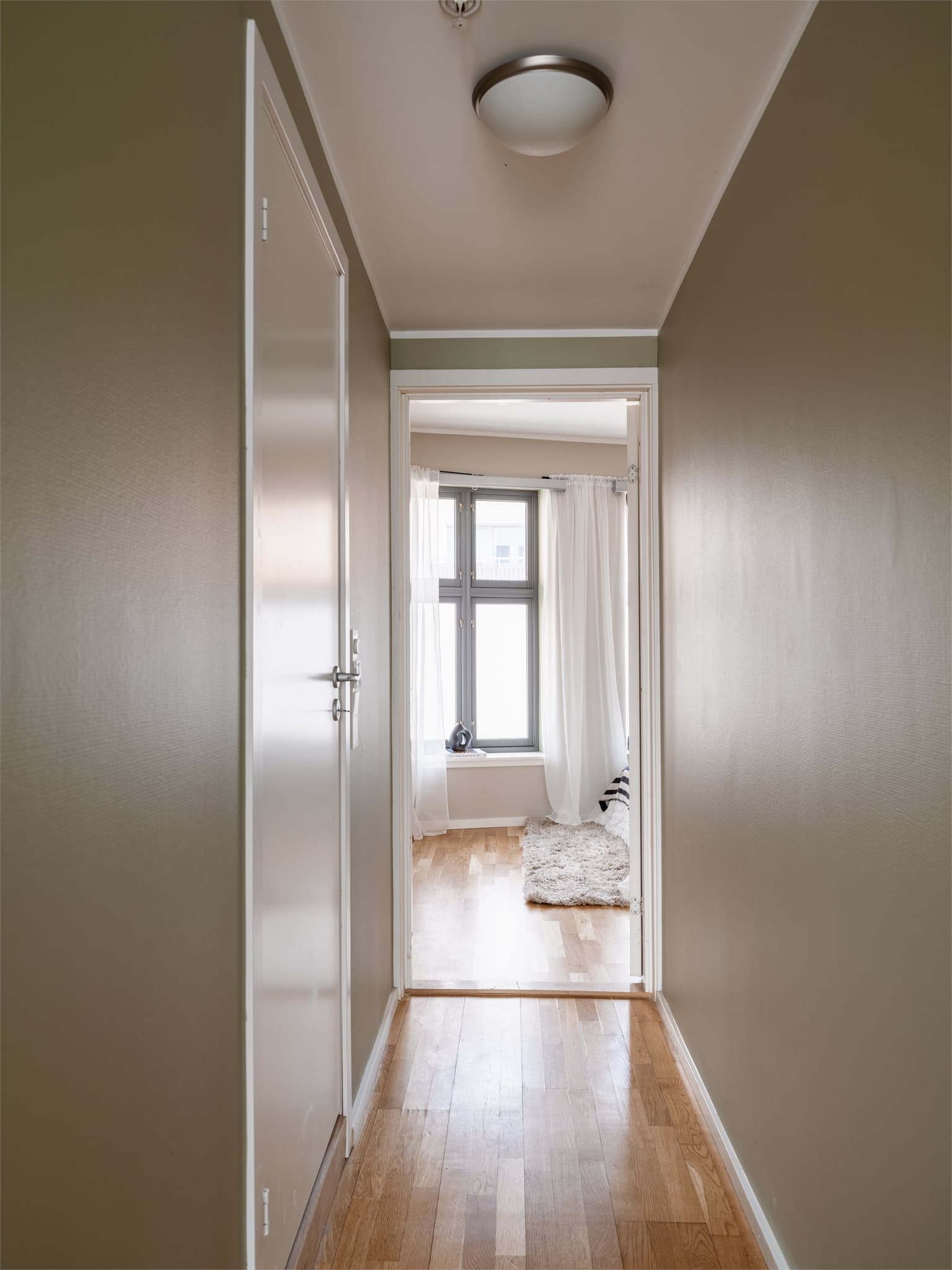 Fra gangen er det adkomst til leilighetens private sone med soverom og bad.