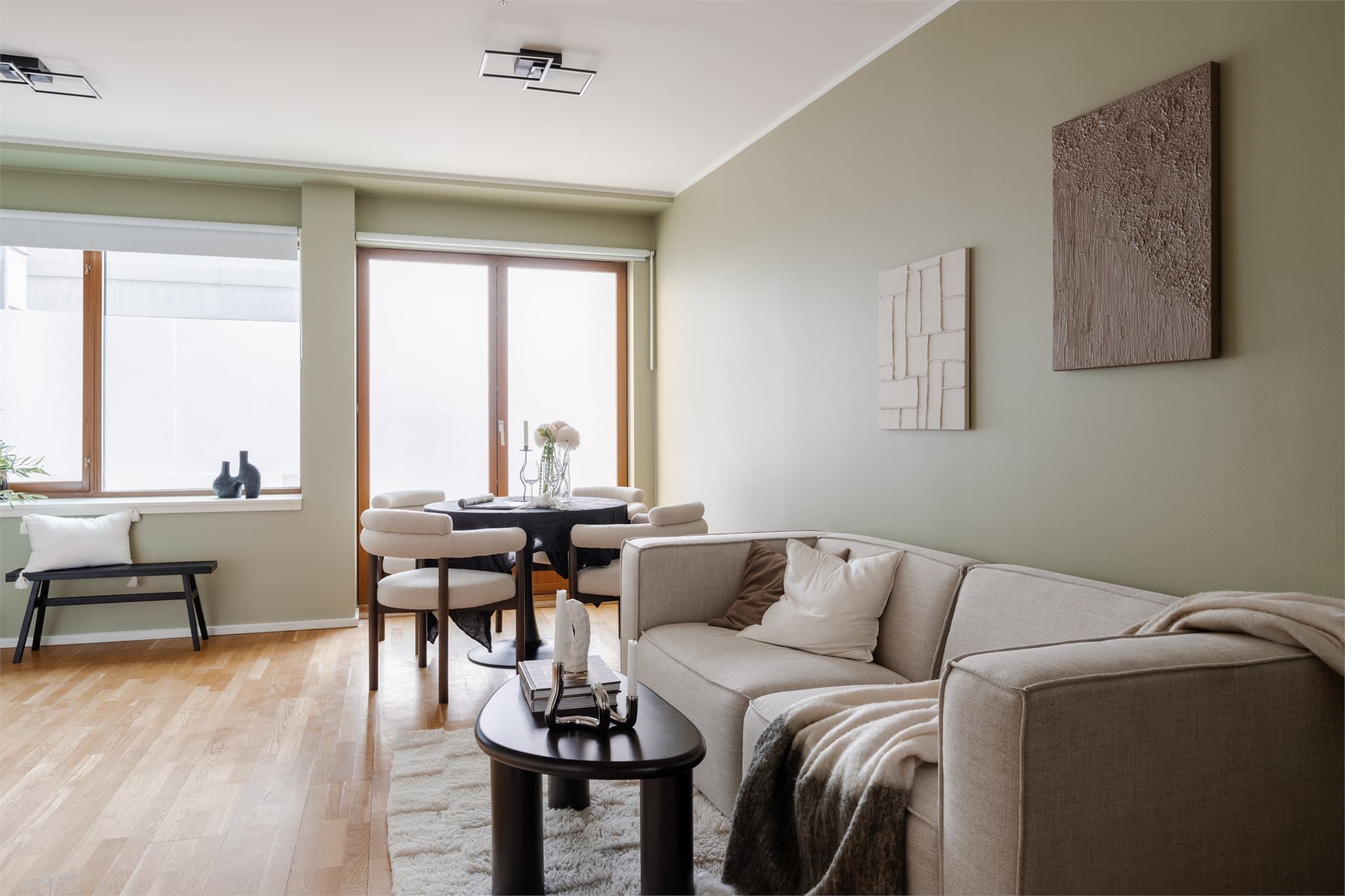 Stuen har parkettgulv med gulvvarme og plass til både sofagruppe og spisebord.