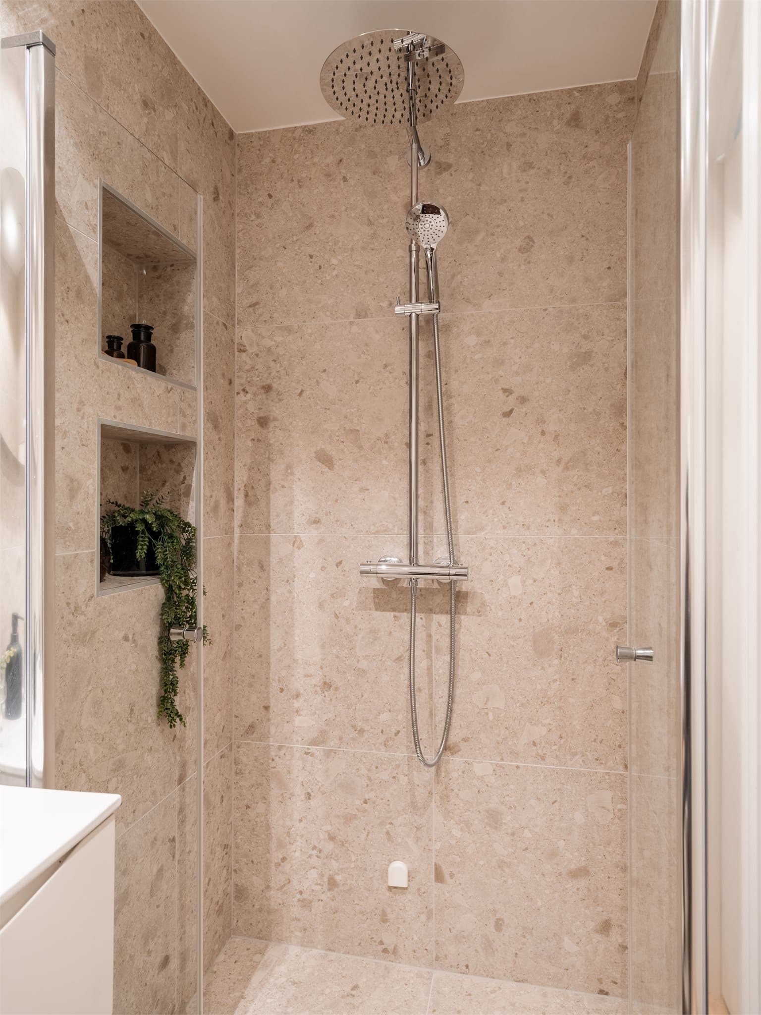 Dusjsonen har innfellbare vegger og en praktisk nisje for oppbevaring.