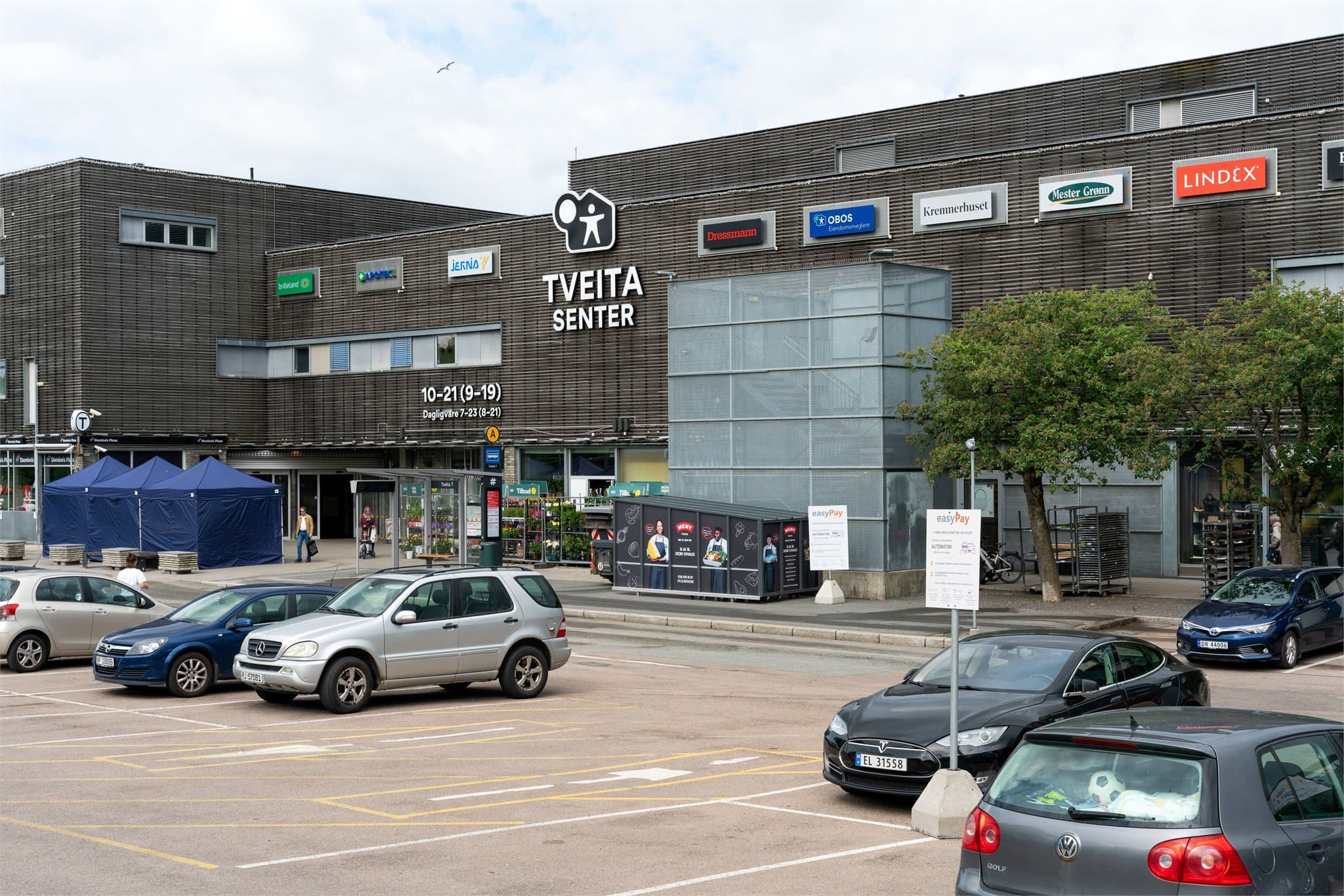 Tveita Senter ligger også en kort kjøretur unna og har et bredt utvalg av butikker og servicetilbud.