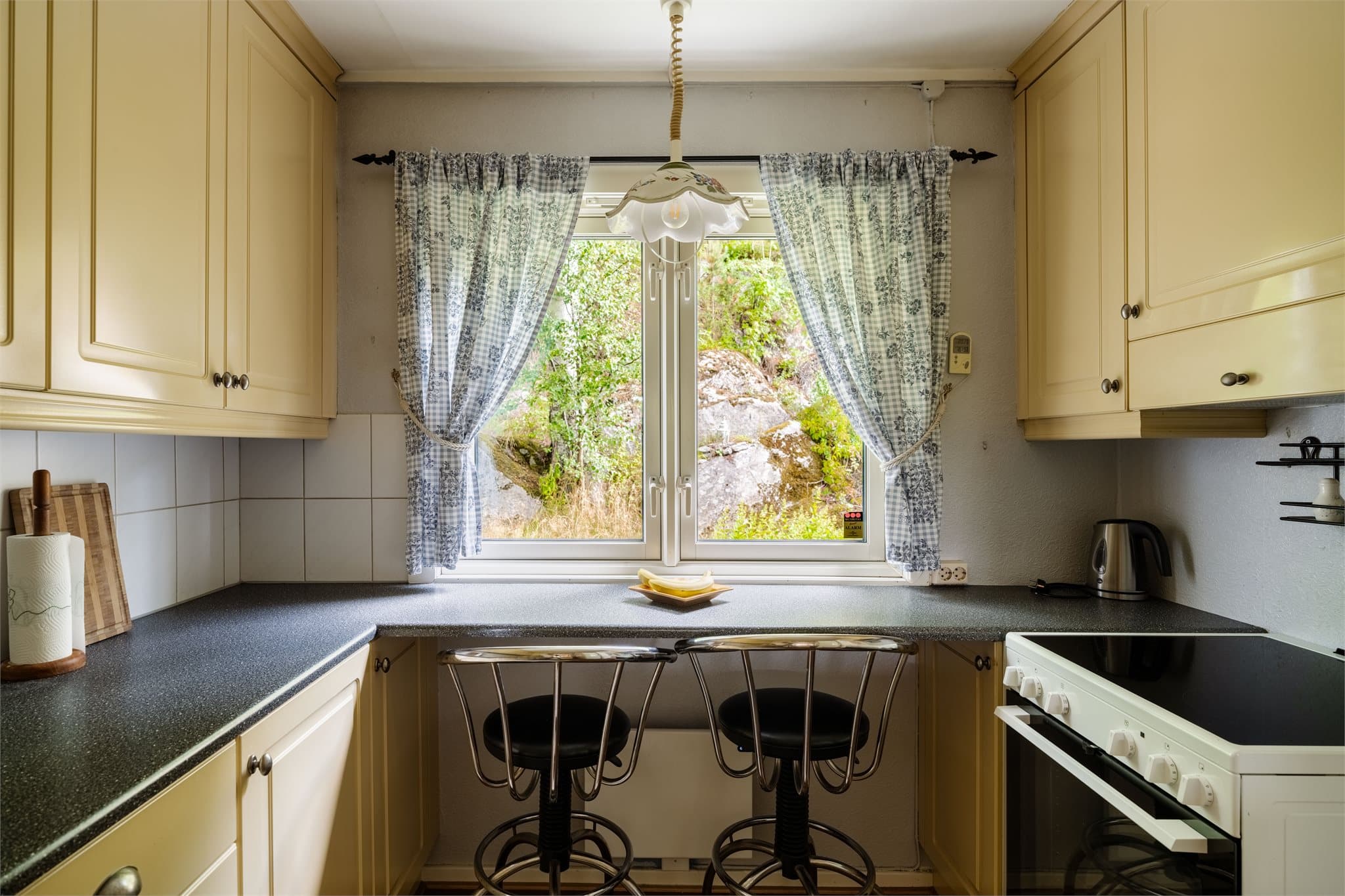 Kjøkkenet er utstyrt med oppvaskkum i stål og har plass til en liten frokostbar ved vinduet. Hvis du er heldig kan du se skogens dyreliv mens du lager mat.