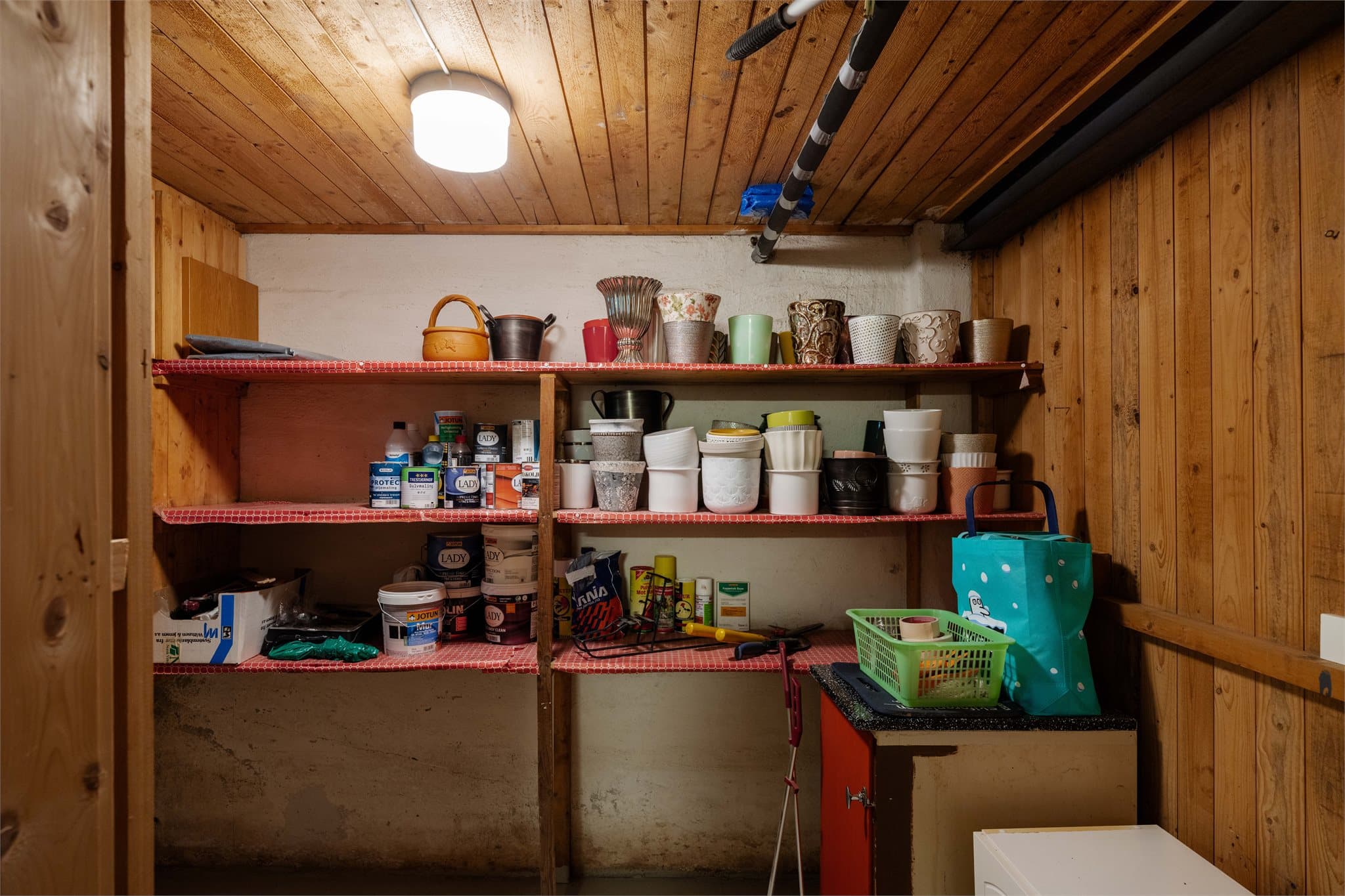 Den ene av kjellerens to boder, med god plass til hyllesystemer samt ved-oppbevaring.
