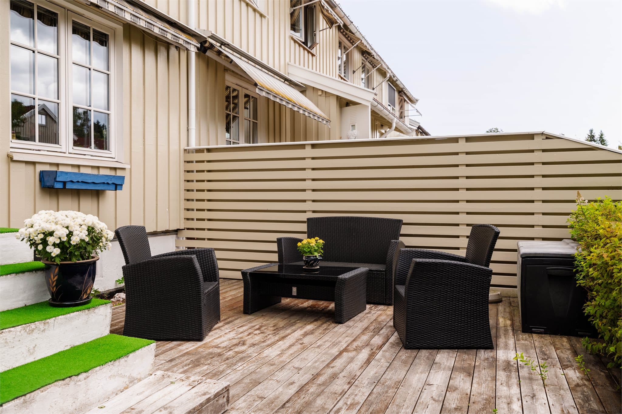 Vestvendt terrasse på ca. 14 m² med plass til utemøbler.