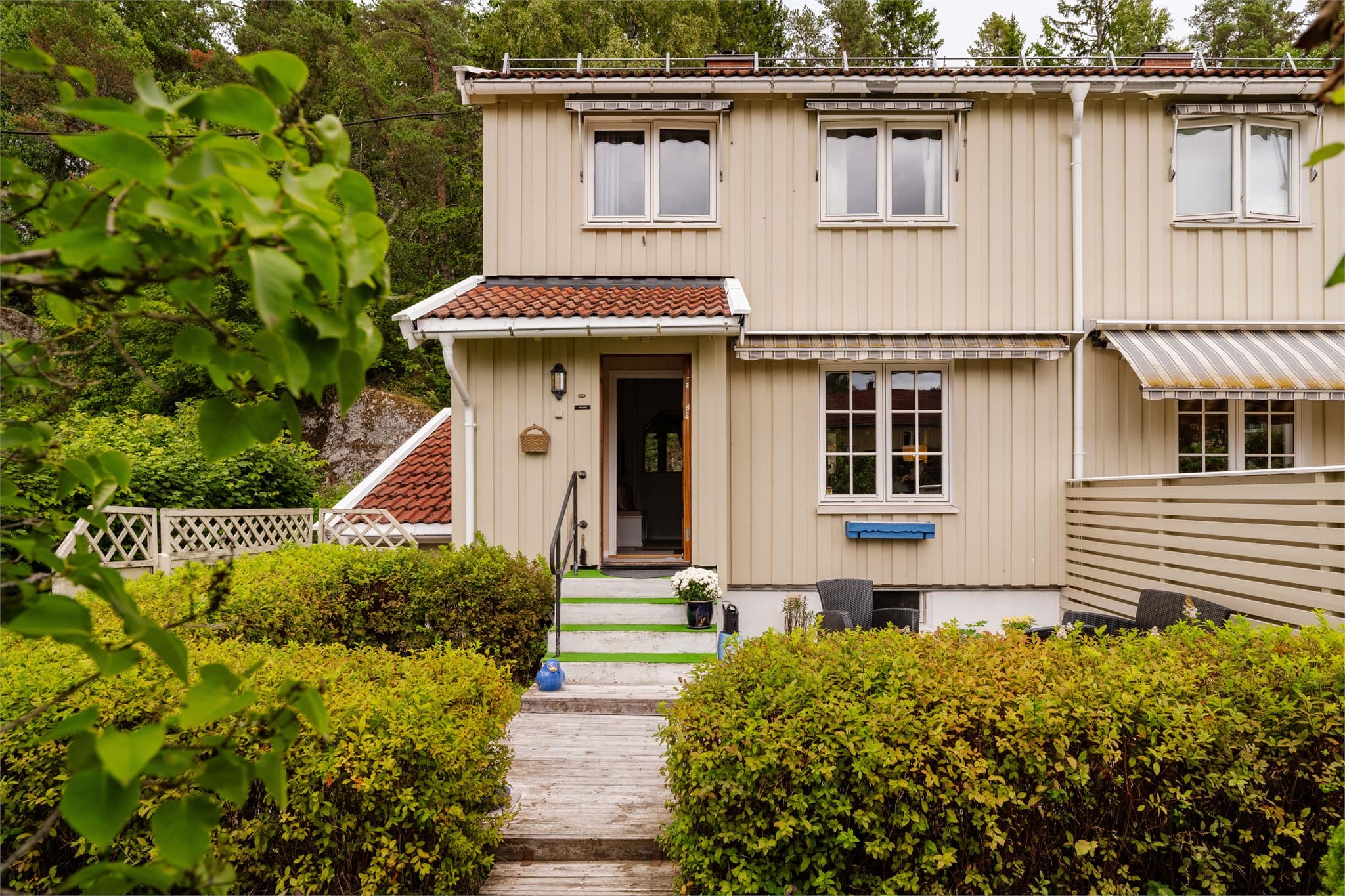 Enderekkehus over tre plan med stort potensial, beliggende i et rolig og etablert nabolag.